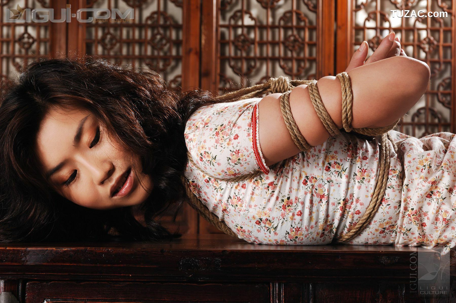 丽柜_Model 由美《另類旗袍美丝束不住的诱惑》 丝足写真图片[33P]