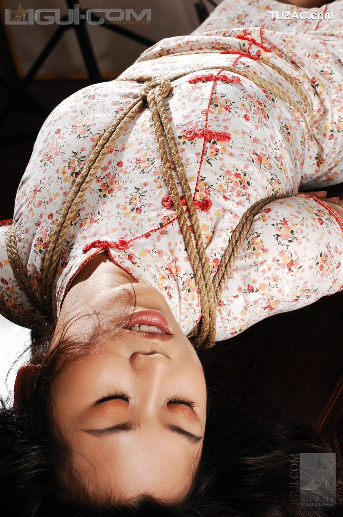 丽柜_Model 由美《另類旗袍美丝束不住的诱惑》 丝足写真图片[33P]