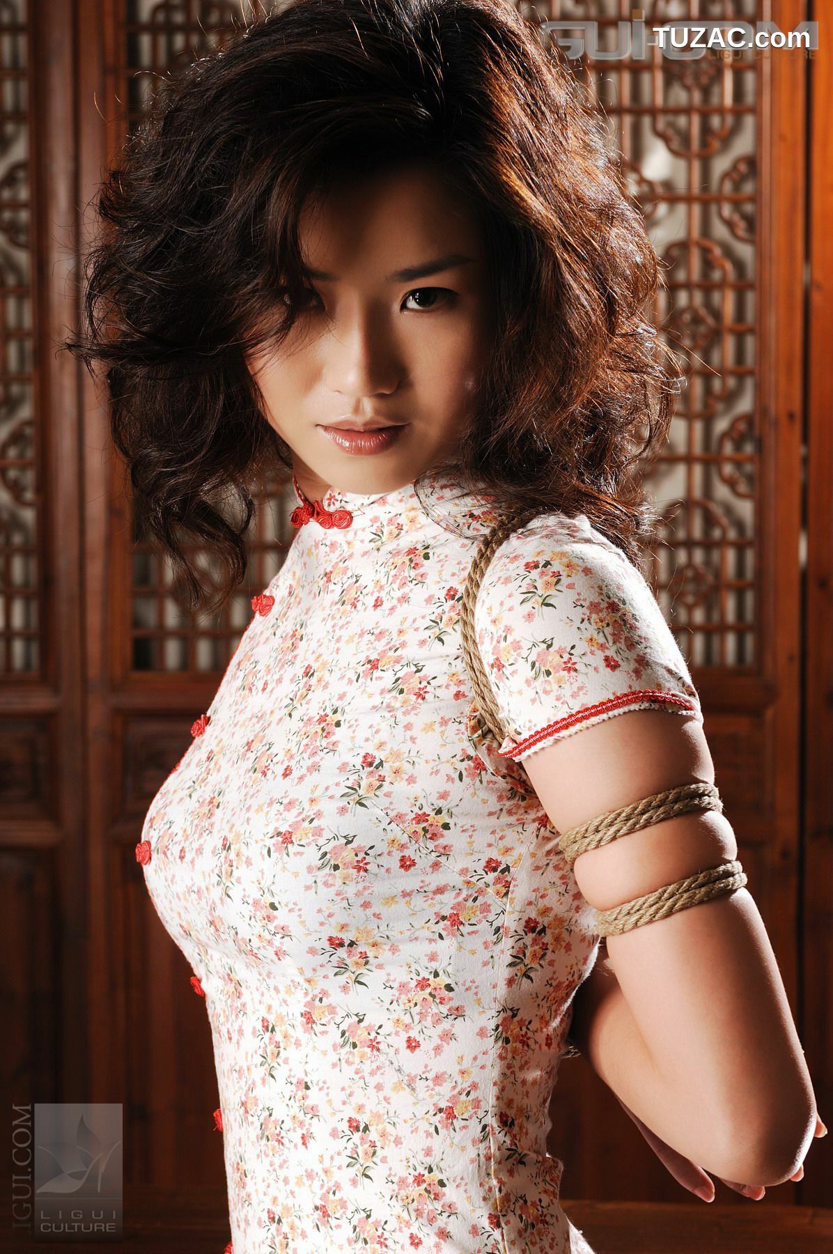 丽柜_Model 由美《另類旗袍美丝束不住的诱惑》 丝足写真图片[33P]