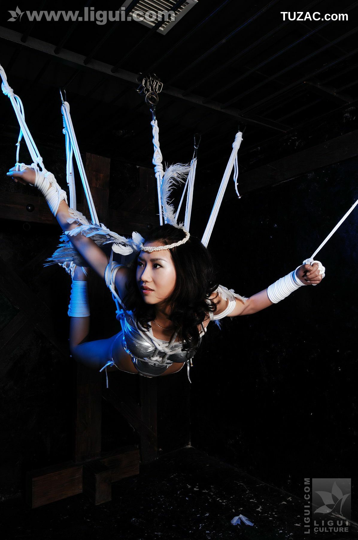 丽柜_Model 由美《坠落的圣诞天使》 丝足写真图片[55P]