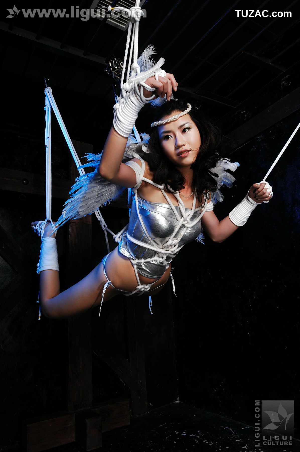 丽柜_Model 由美《坠落的圣诞天使》 丝足写真图片[55P]