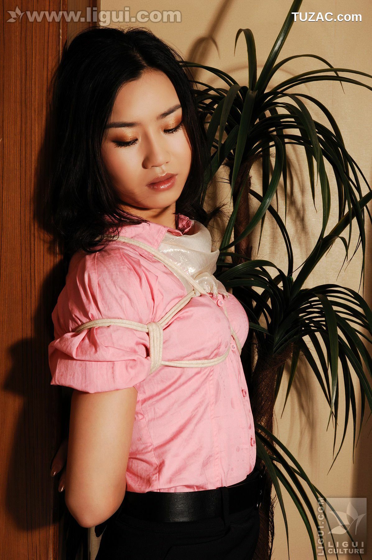 丽柜_Model 由美《美女足疗师被困房中》 丝足写真图片[57P]