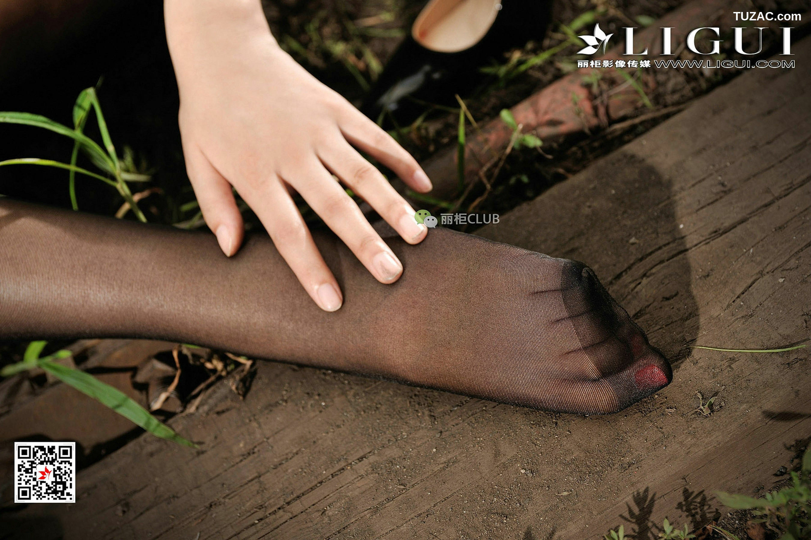 丽柜_Model 笑笑《废旧火车道黑丝美脚》 写真集[99P]