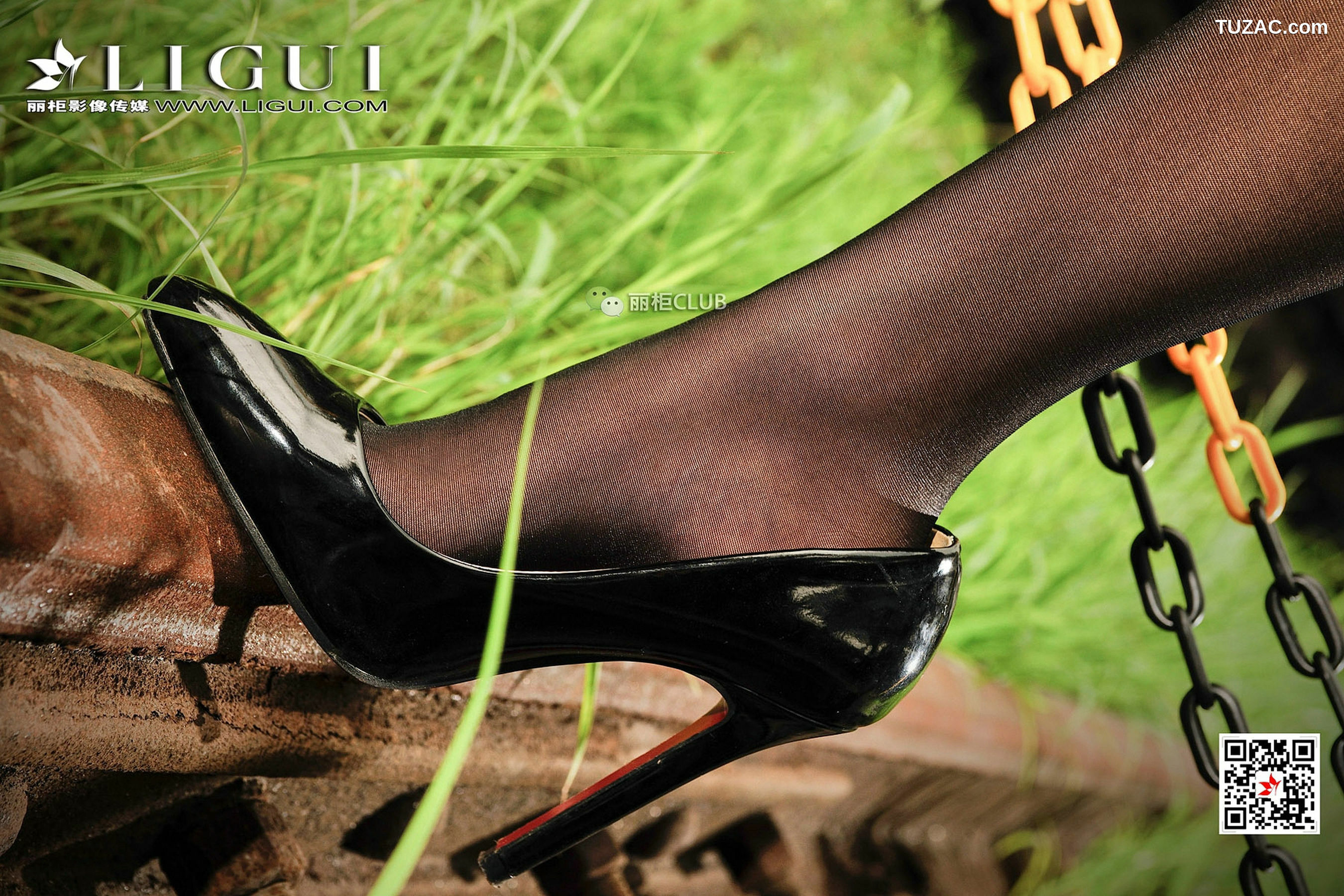 丽柜_Model 笑笑《废旧火车道黑丝美脚》 写真集[99P]