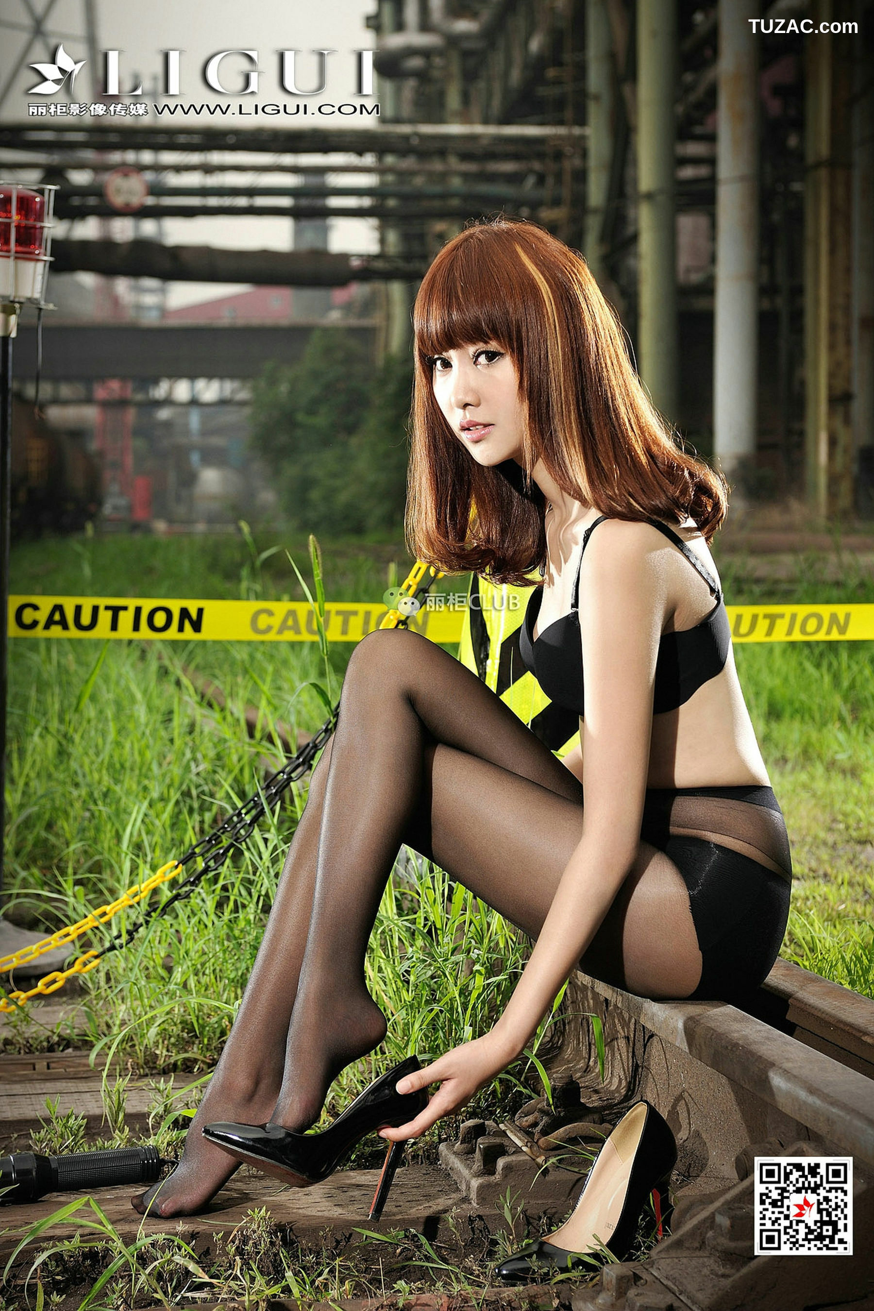 丽柜_Model 笑笑《废旧火车道黑丝美脚》 写真集[99P]