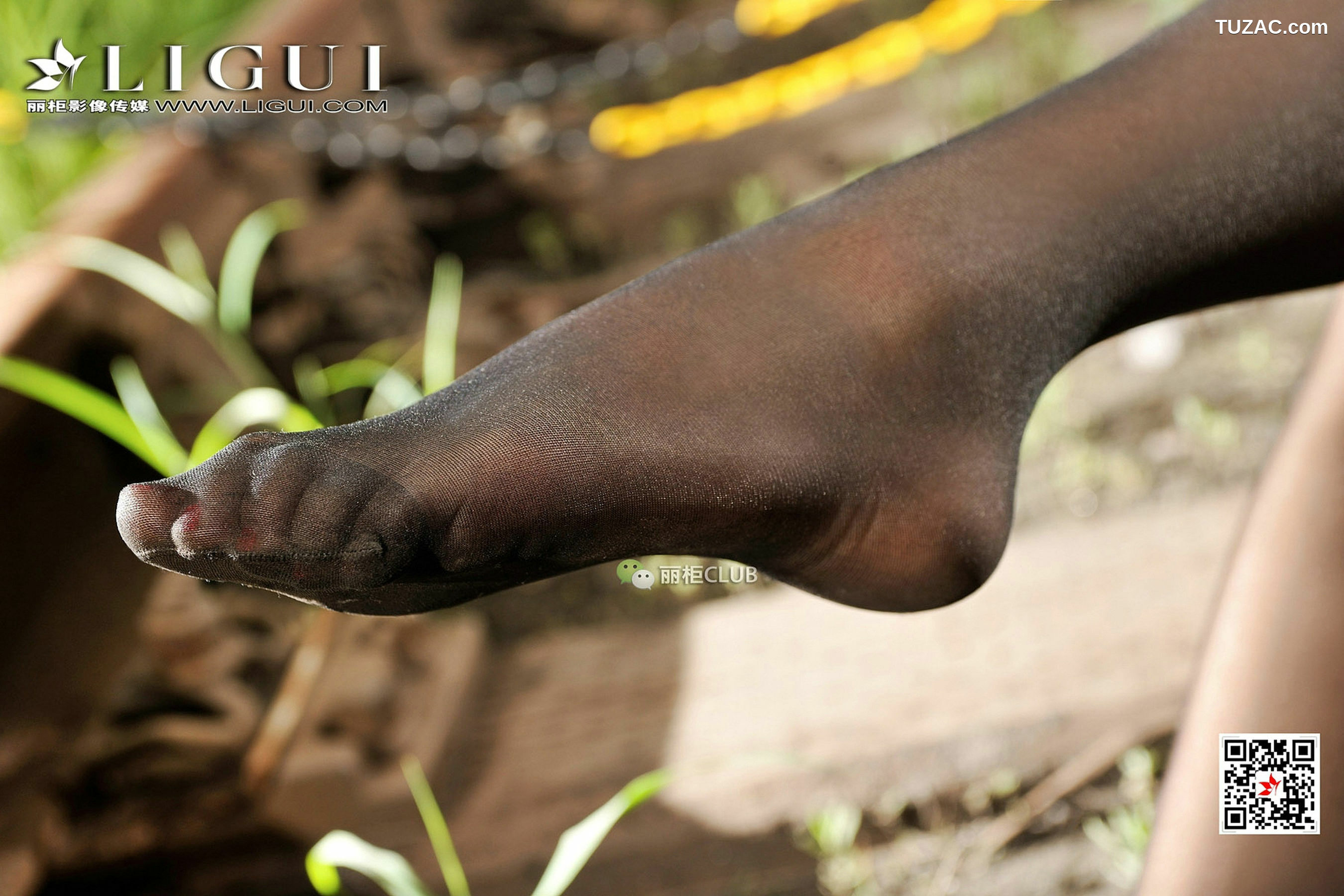 丽柜_Model 笑笑《废旧火车道黑丝美脚》 写真集[99P]