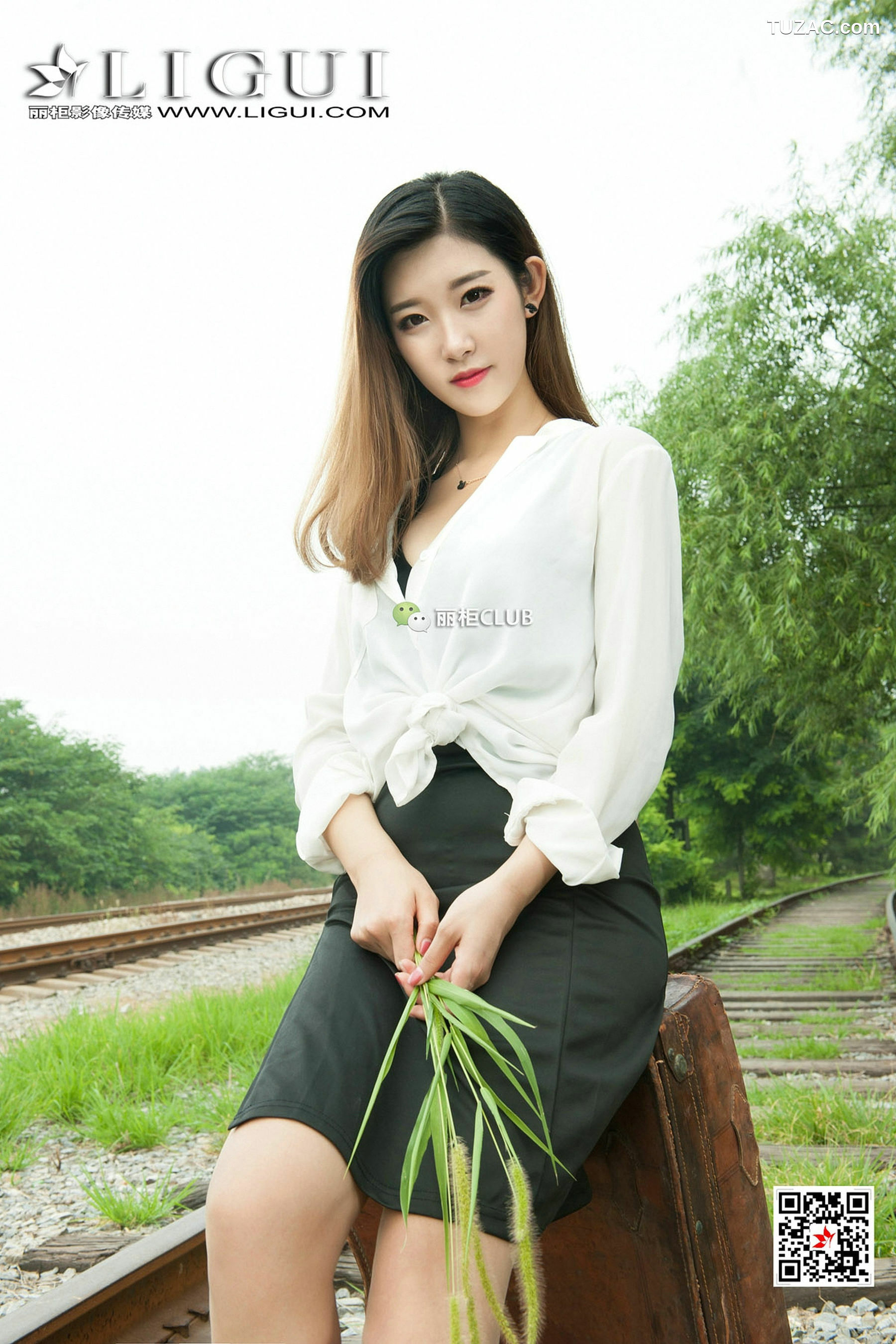 丽柜_Model 筱筱《火车道OL丝足》 写真集[64P]