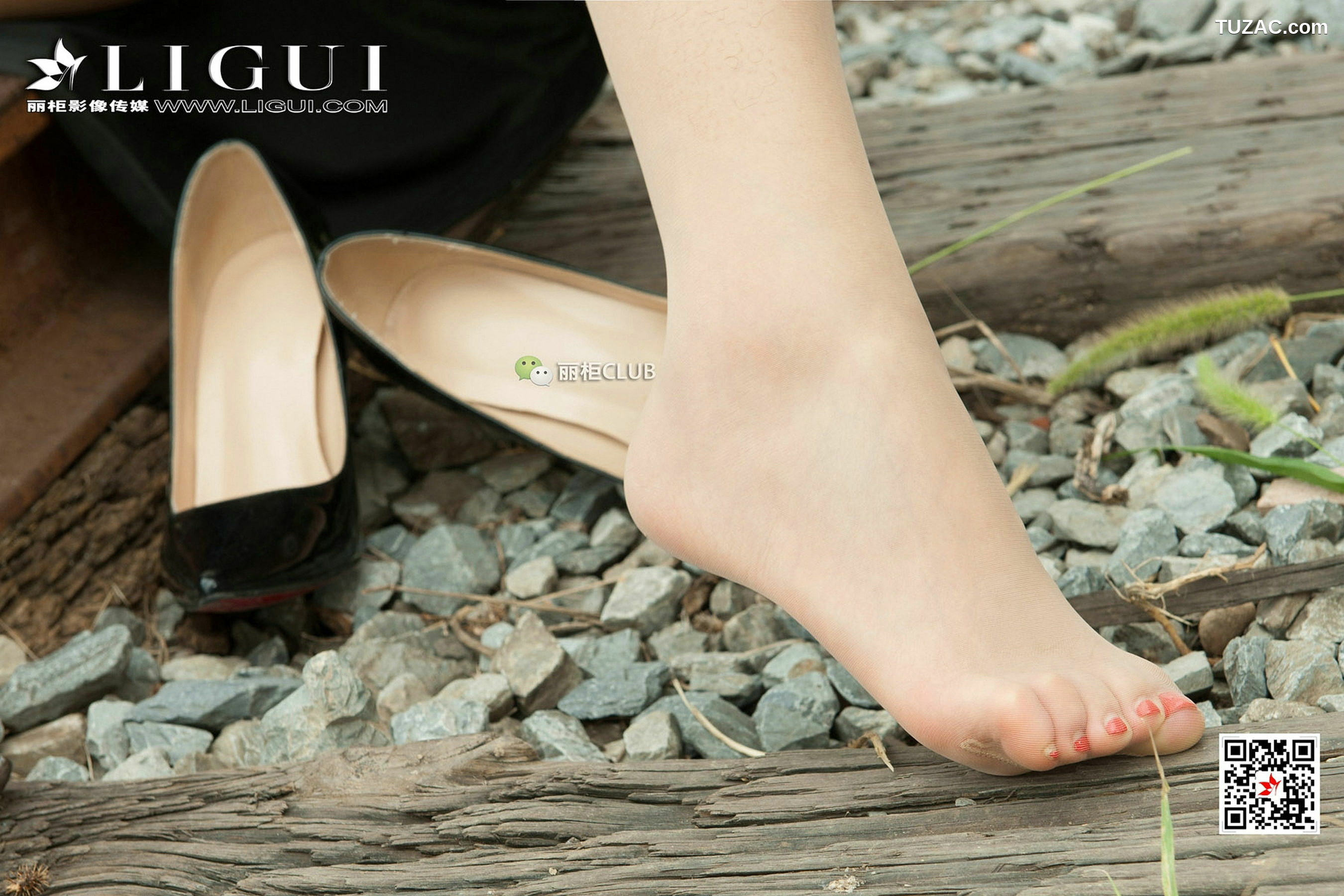 丽柜_Model 筱筱《火车道OL丝足》 写真集[64P]