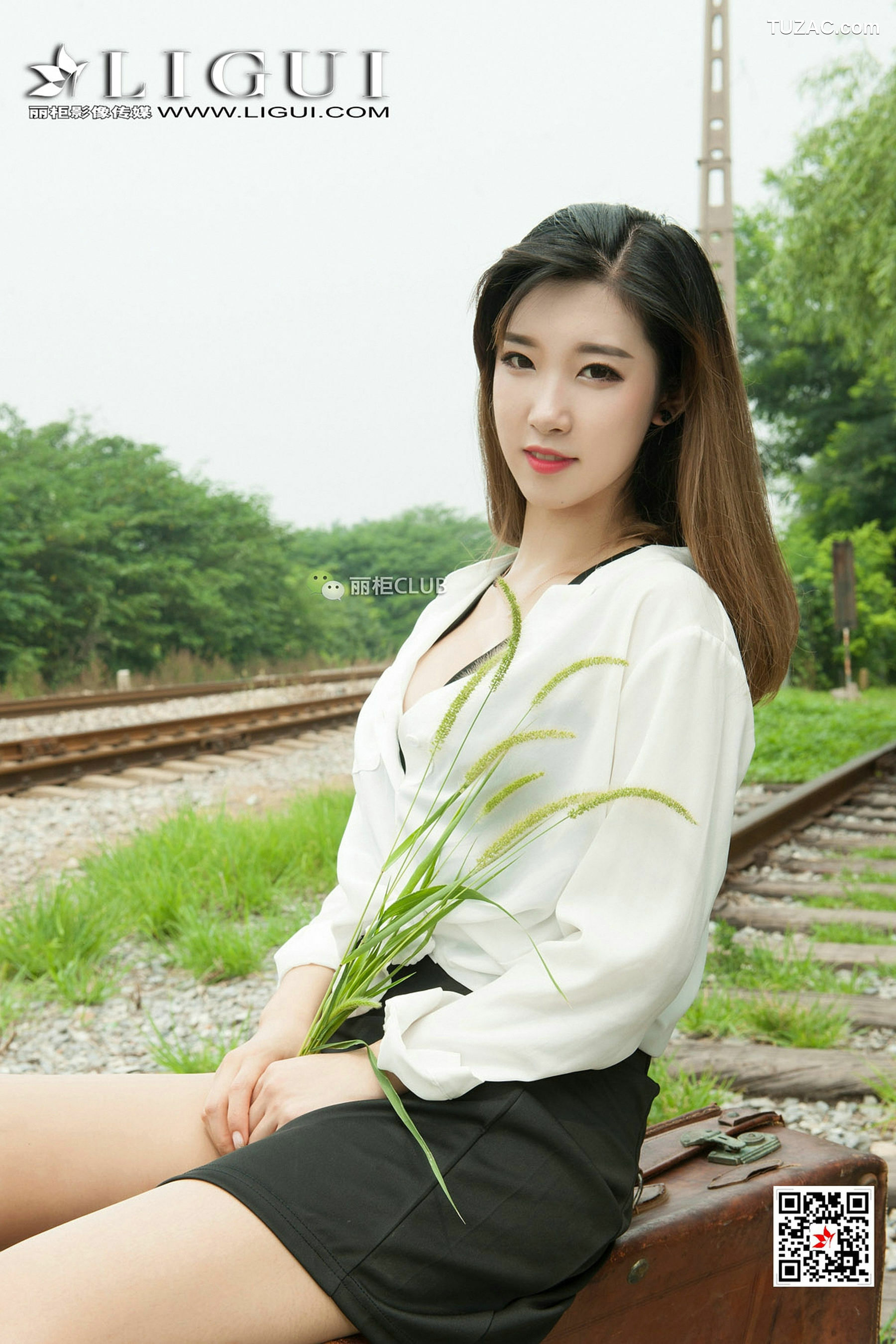 丽柜_Model 筱筱《火车道OL丝足》 写真集[64P]