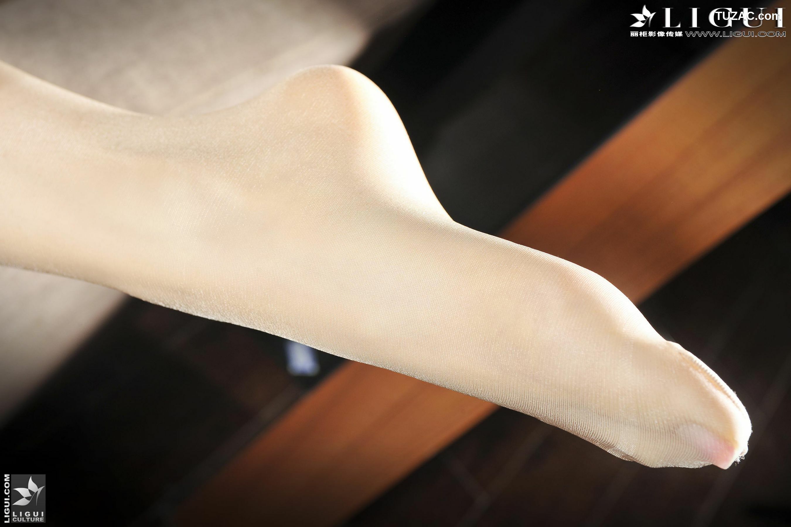 丽柜_Model 美辰《清纯连衣裙少女丝足》上下全集 美腿玉足写真图片[84P]