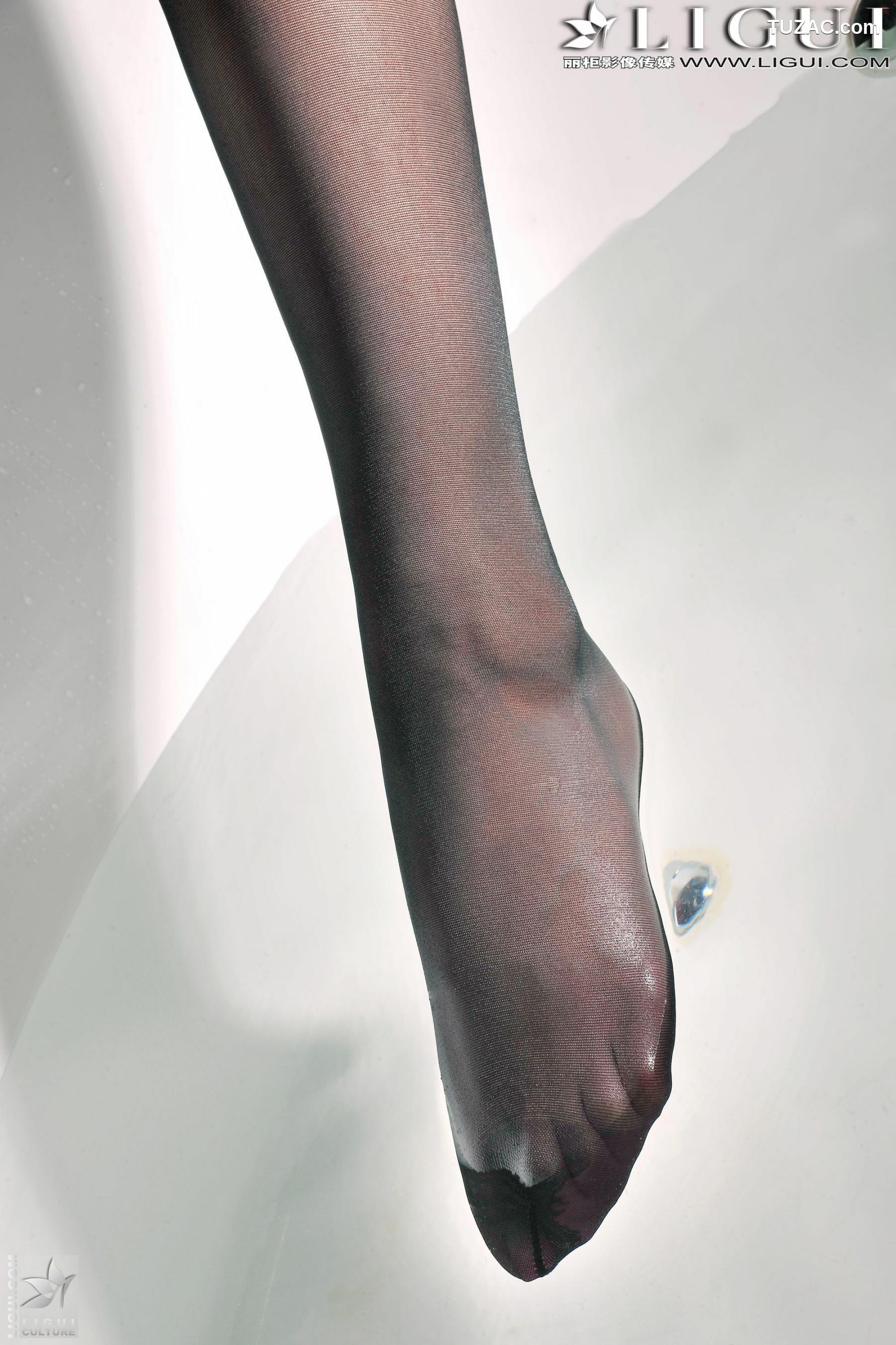丽柜_Model 美辰《睡衣+黑丝高跟》 美腿丝足写真图片[64P]