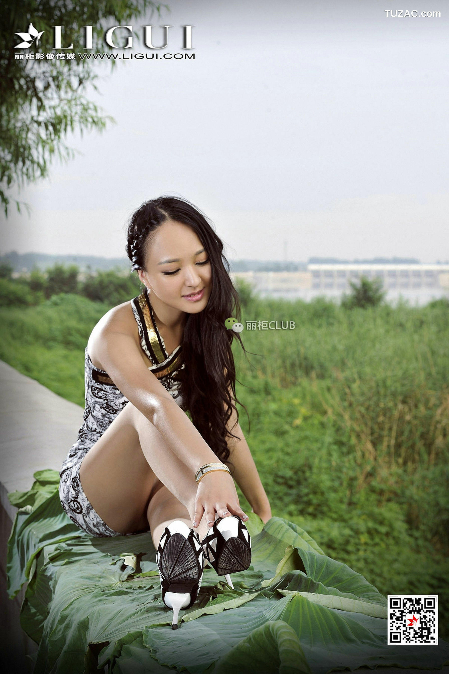 丽柜_Model 腿模Amily《连衣套裙+肉丝足》 写真集[58P]