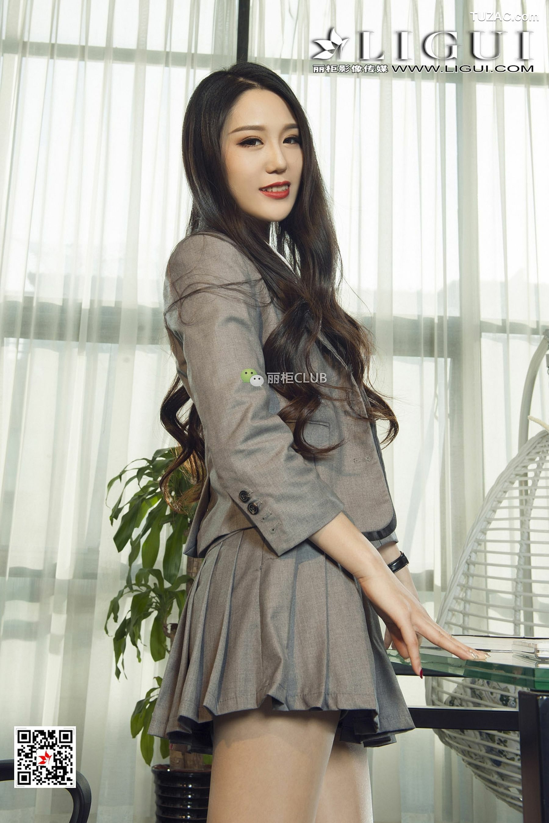 丽柜_Model 腿模桐桐《办公室OL肉丝》 写真集[68P]