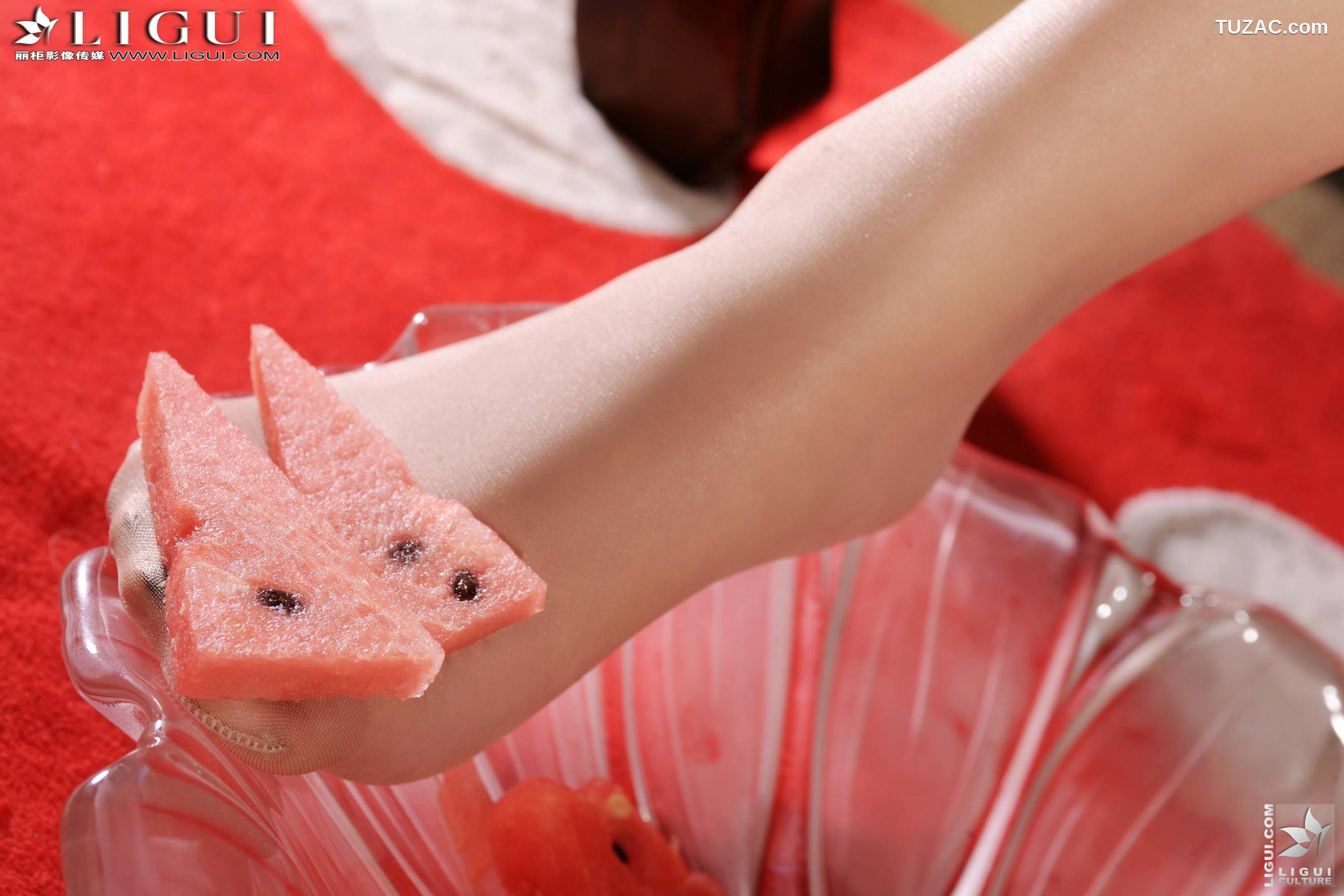 丽柜_Model 英子《睡衣美女水果丝足》 美腿玉足写真图片[67P]