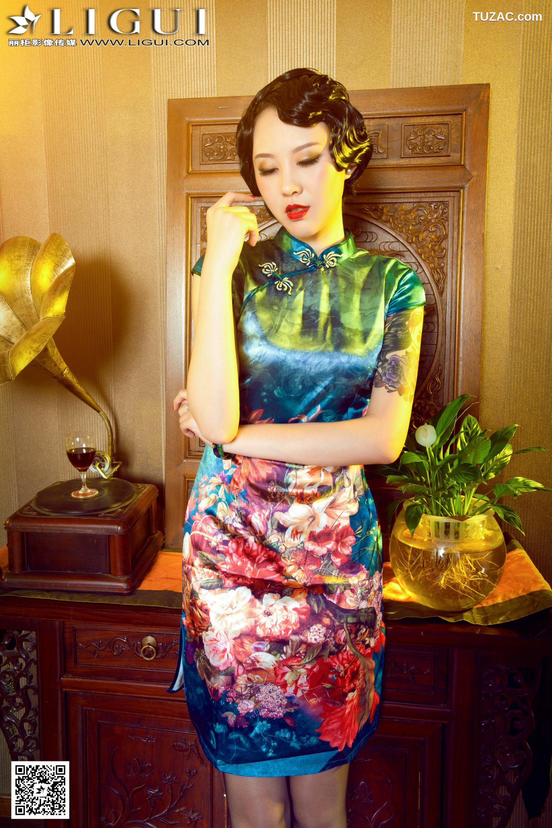 丽柜_Model 菲菲《古典旗袍灰丝美足》上下全集 美腿丝足写真图片[64P]