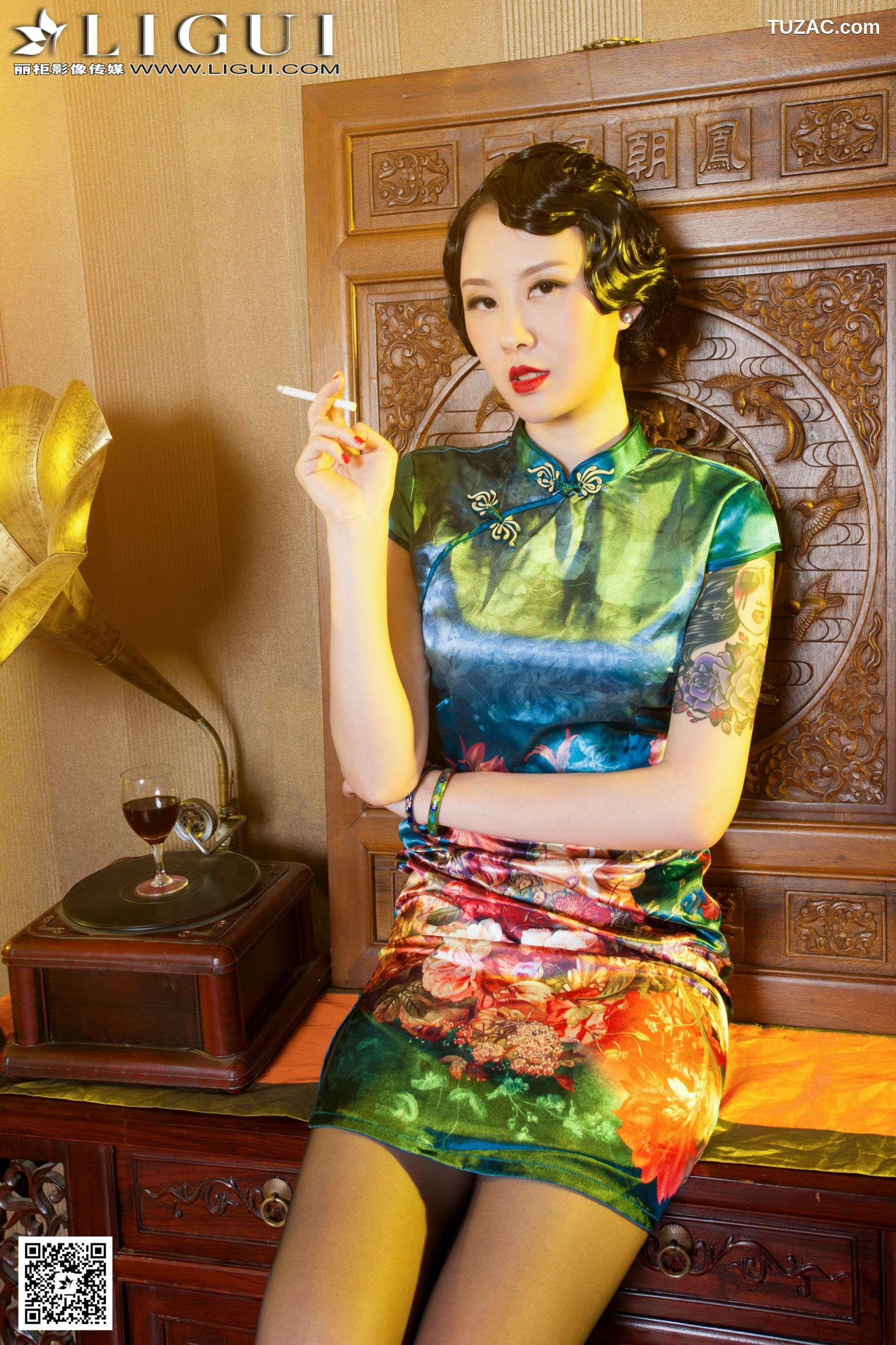 丽柜_Model 菲菲《古典旗袍灰丝美足》上下全集 美腿丝足写真图片[64P]