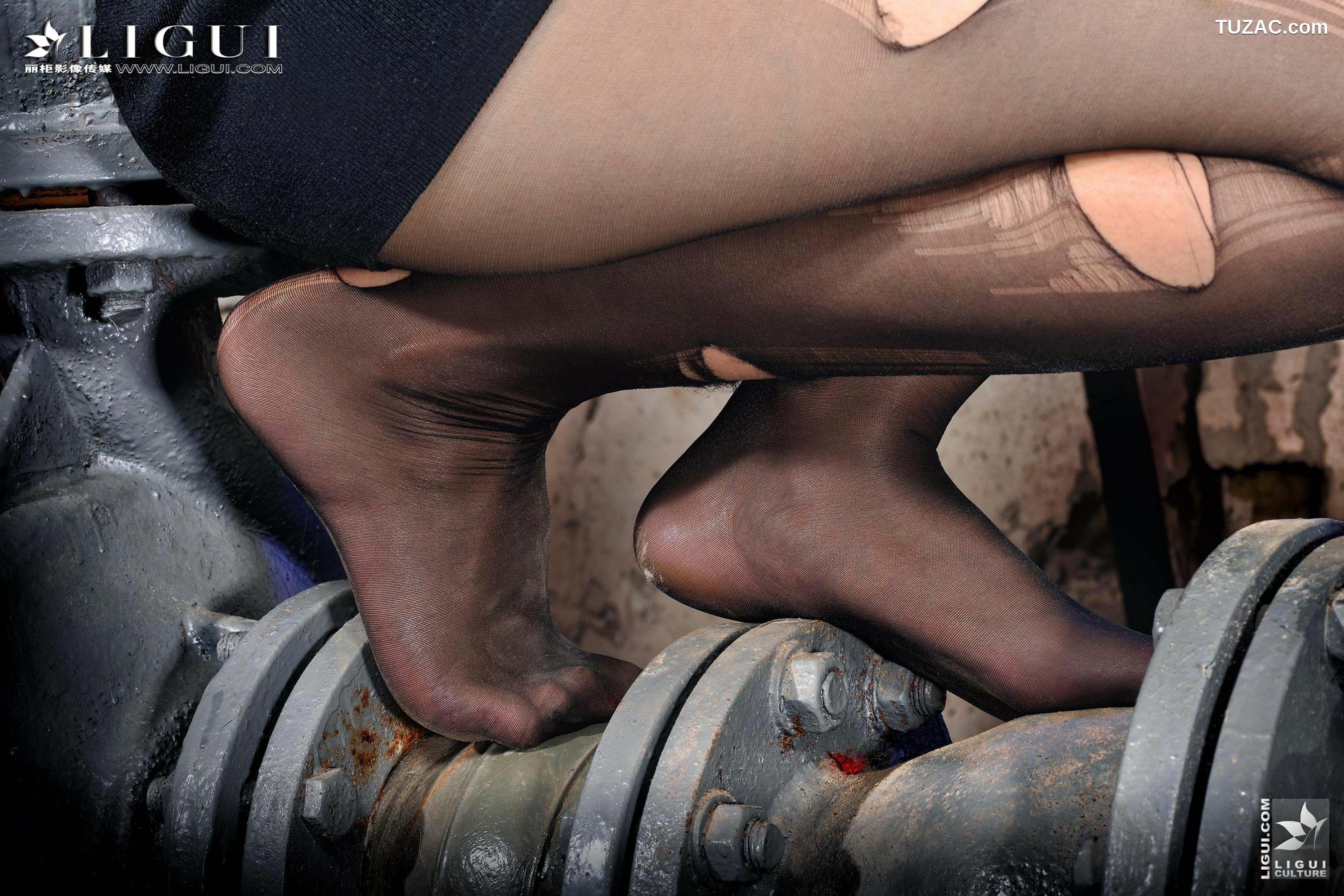 丽柜_Model 薇薇《黑丝镣铐女警》 美腿丝足写真图片[56P]