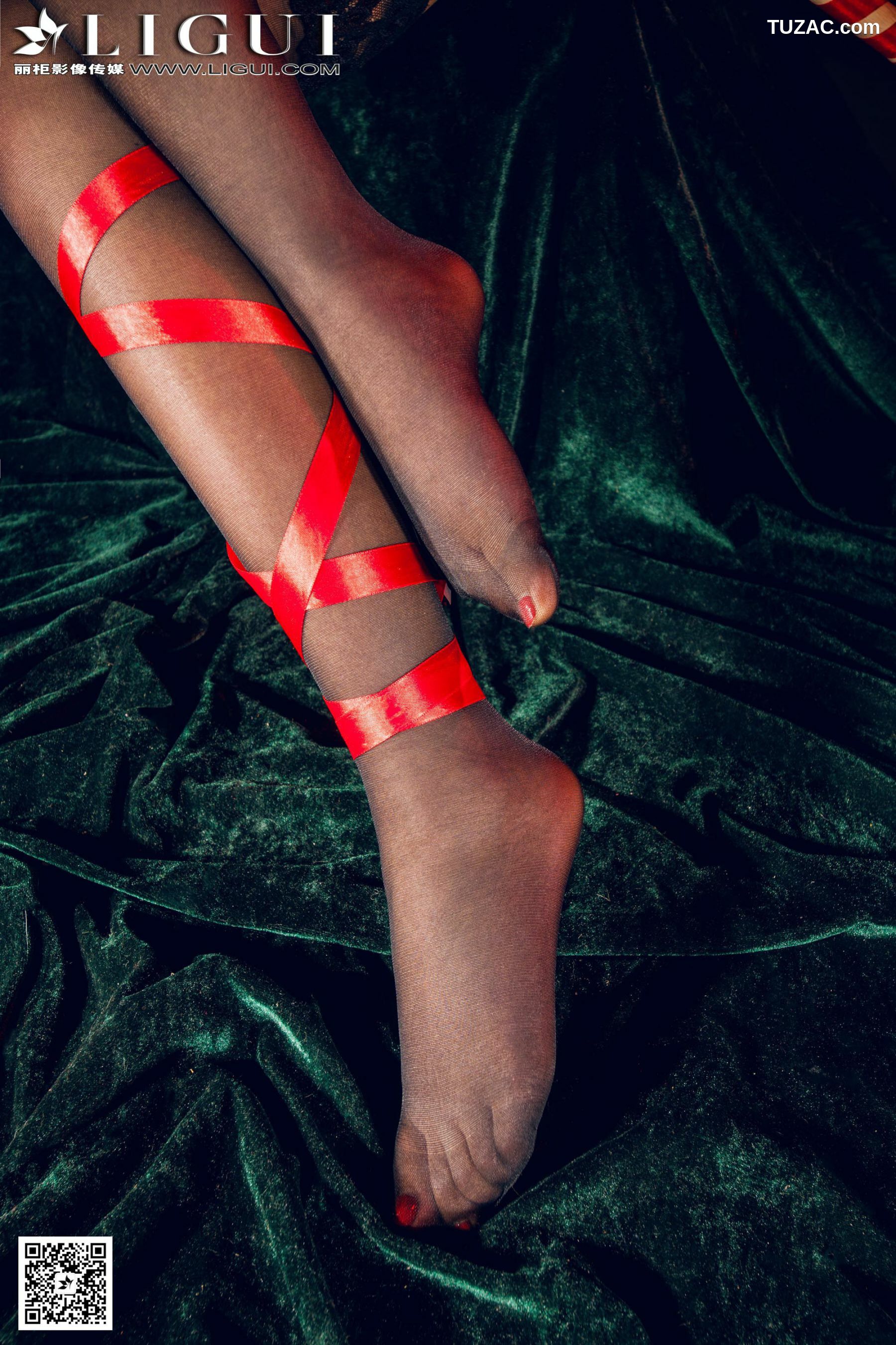 丽柜_Model 语寒《黑丝圣诞美女的礼物》 美腿玉足写真图片[28P]