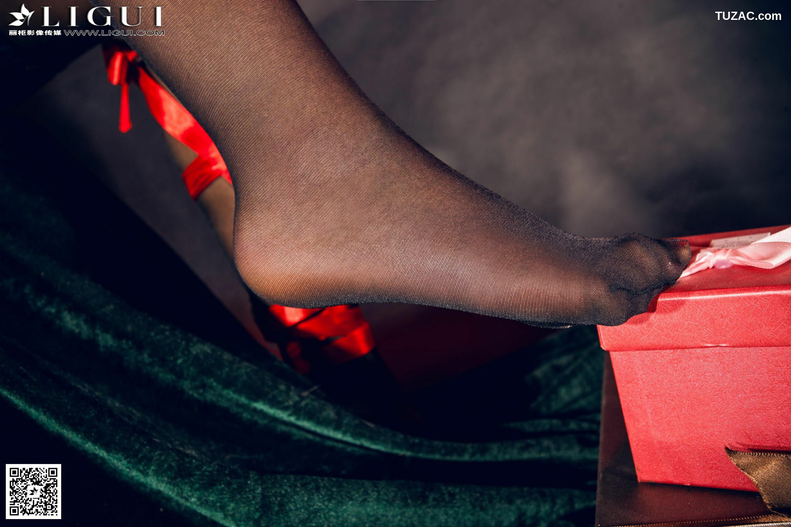 丽柜_Model 语寒《黑丝圣诞美女的礼物》 美腿玉足写真图片[28P]