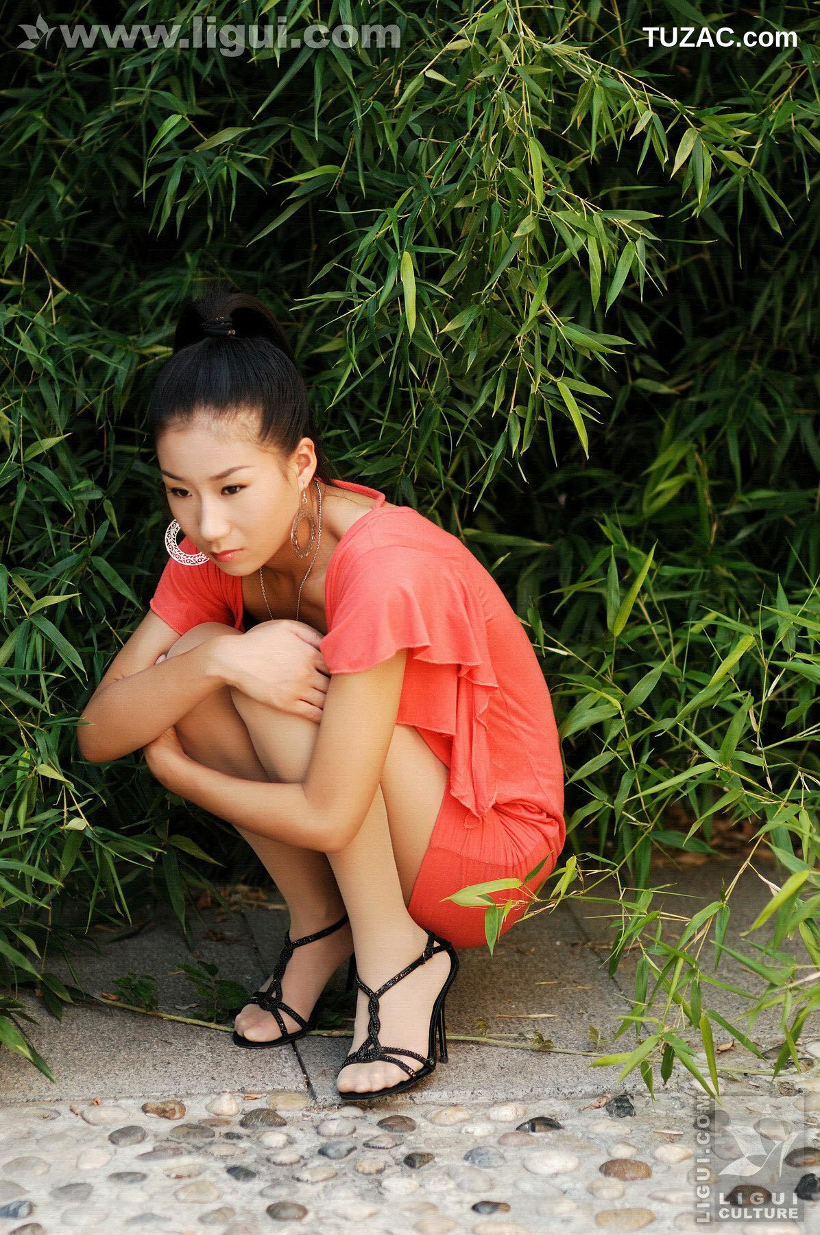 丽柜_Model 默默《摩登吧女户外热情释放》 丝足写真图片[29P]