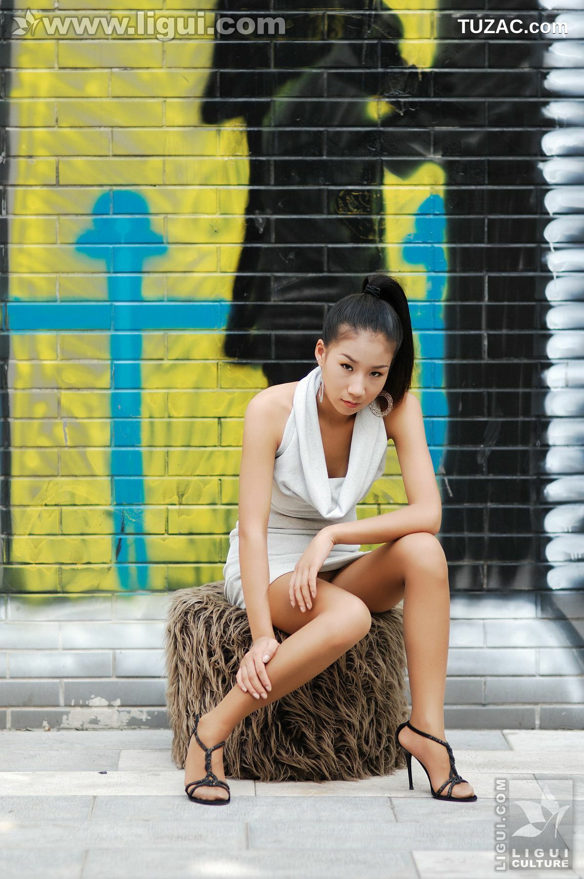 丽柜_Model 默默《摩登吧女户外热情释放》 丝足写真图片[29P]