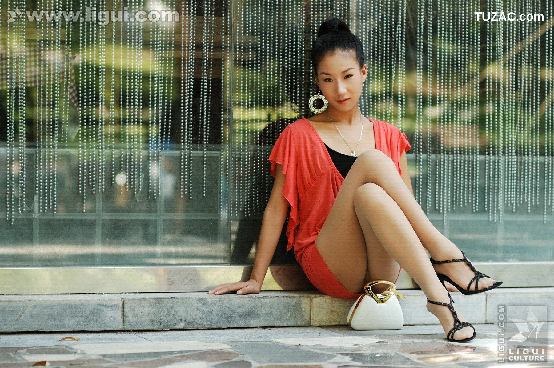 丽柜_Model 默默《摩登吧女户外热情释放》 丝足写真图片[29P]