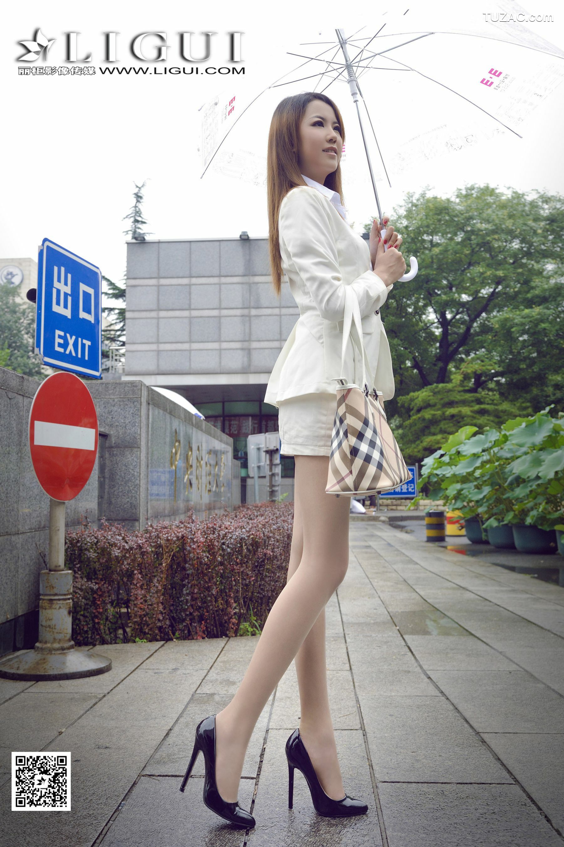 丽柜_可馨《下雨天街拍OL》 美腿丝足写真集[30P]