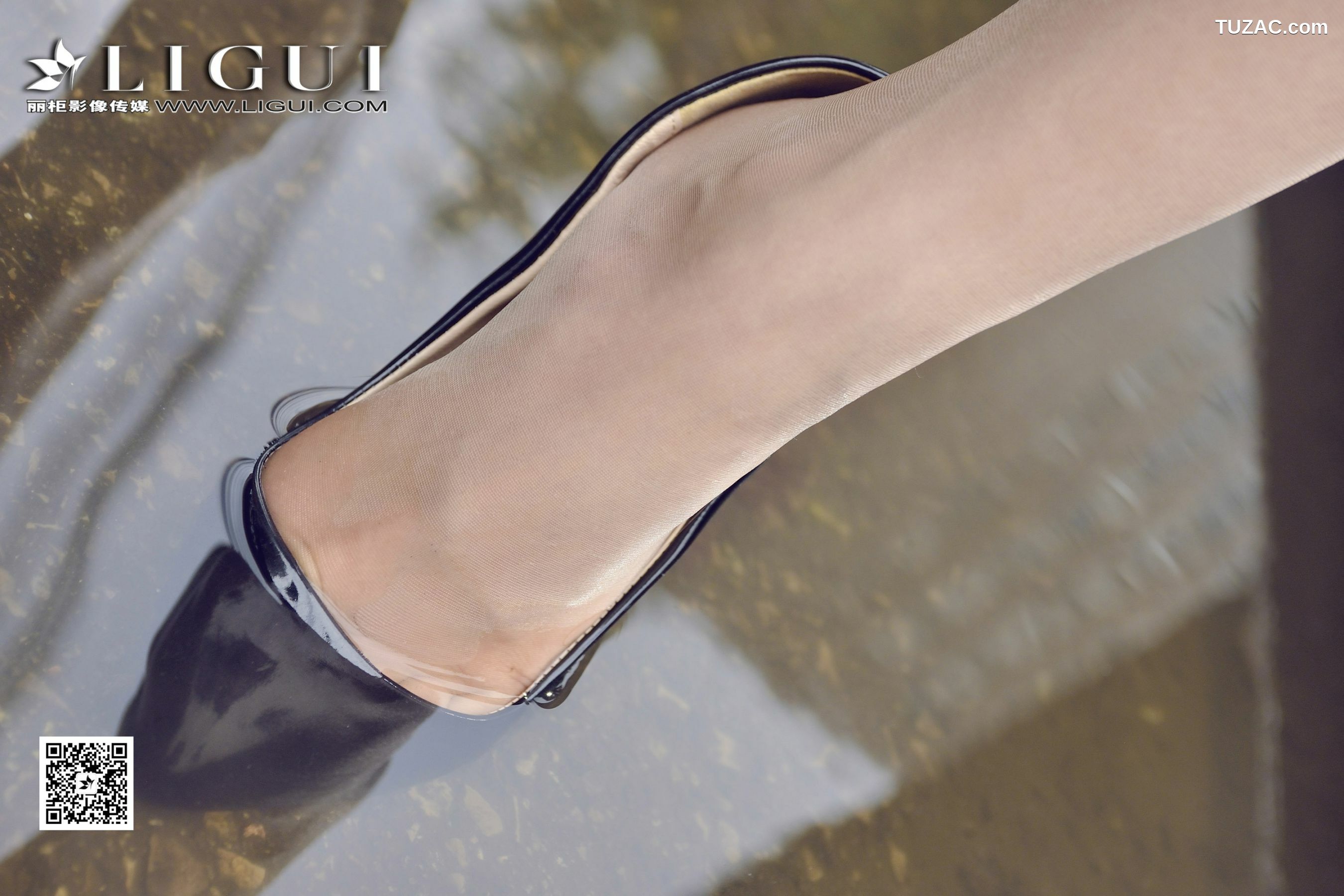 丽柜_可馨《下雨天街拍OL》 美腿丝足写真集[30P]