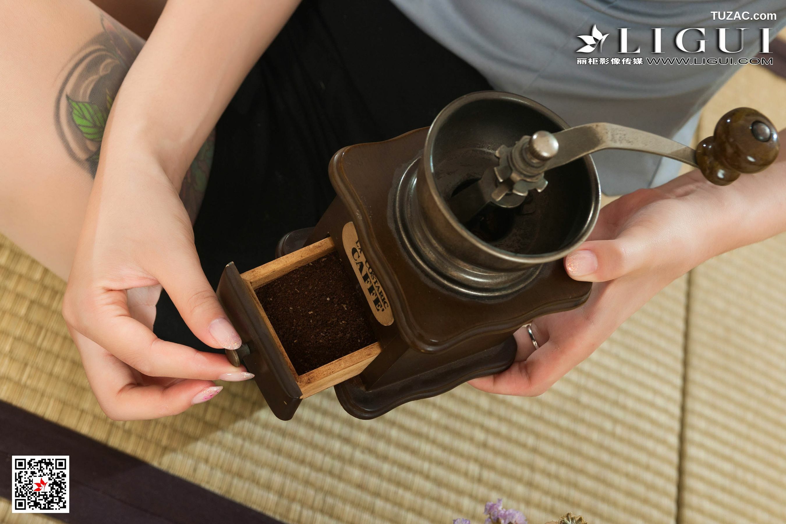 丽柜_甜甜《肉丝袜美味咖啡》 写真集[82P]