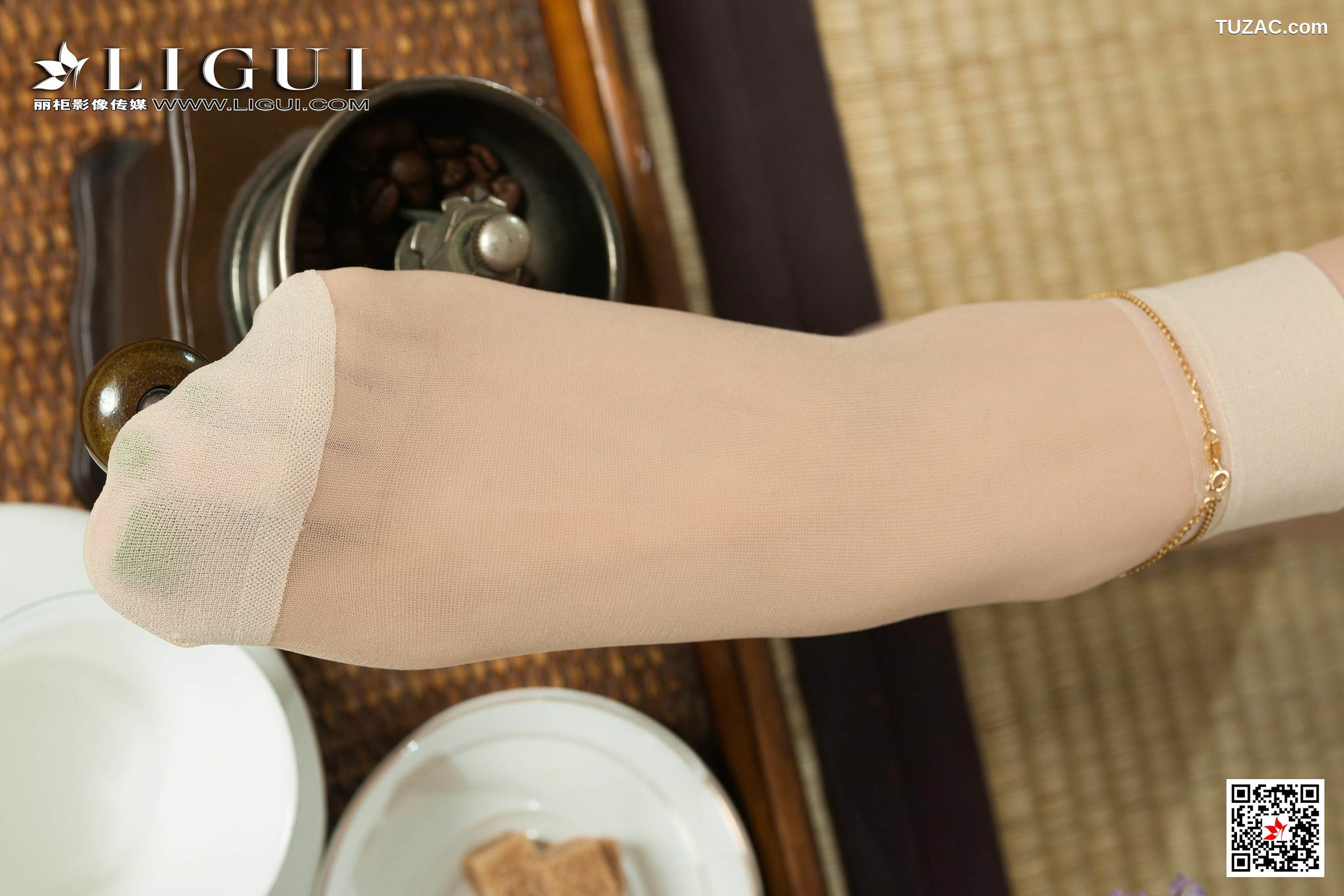 丽柜_甜甜《肉丝袜美味咖啡》 写真集[82P]