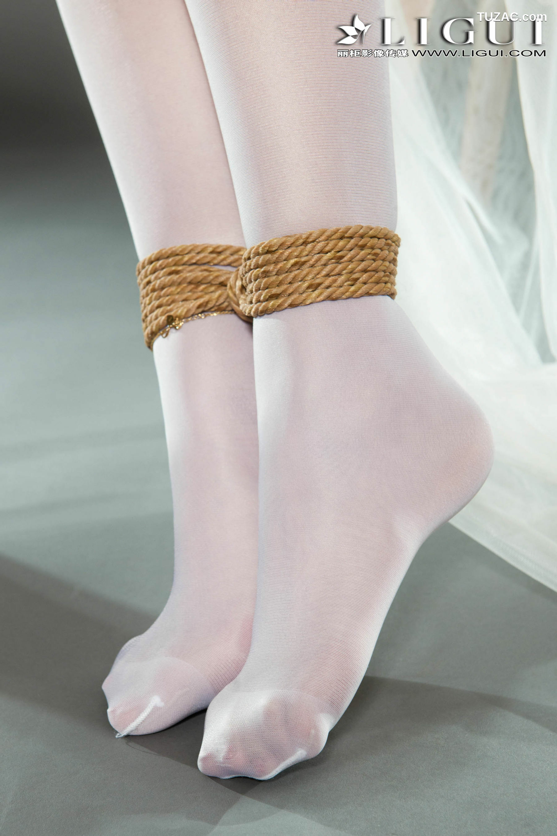 丽柜_筱筱《蕾丝长裙美束》 美腿丝足写真集[80P]