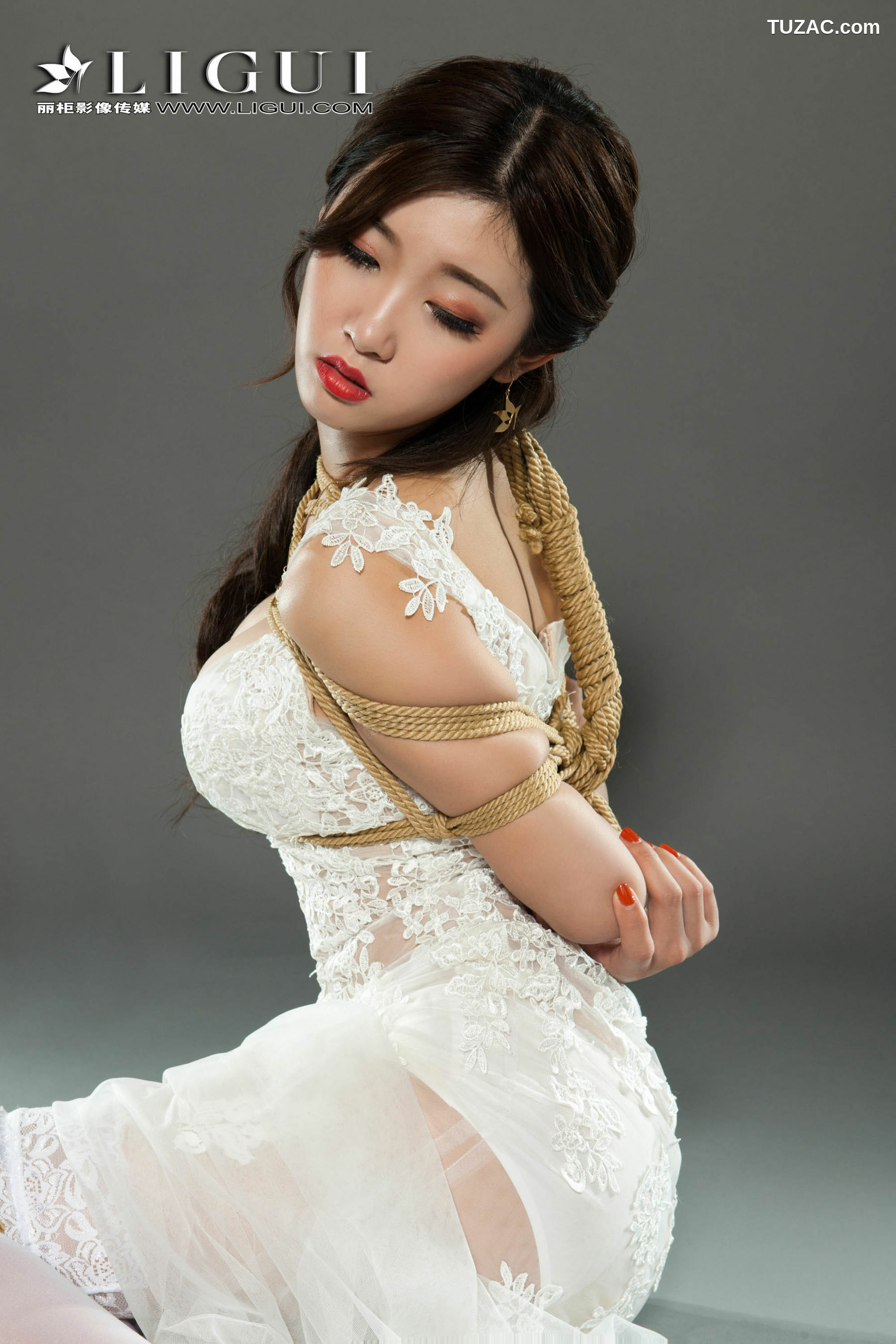 丽柜_筱筱《蕾丝长裙美束》 美腿丝足写真集[80P]