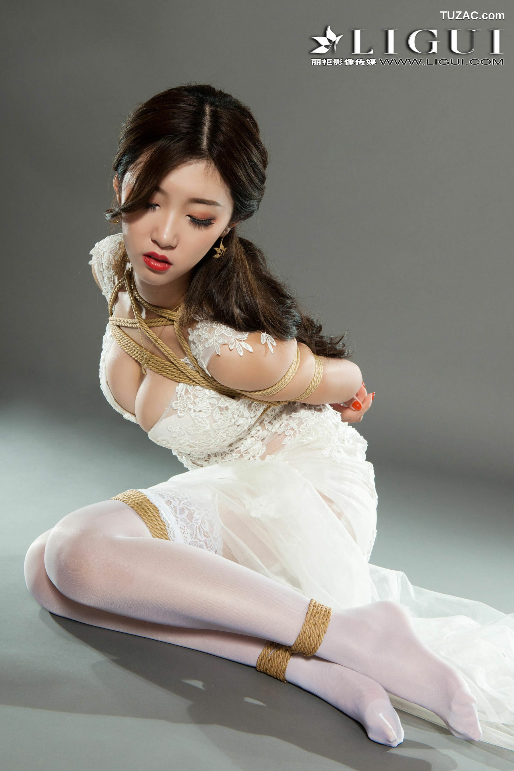 丽柜_筱筱《蕾丝长裙美束》 美腿丝足写真集[80P]