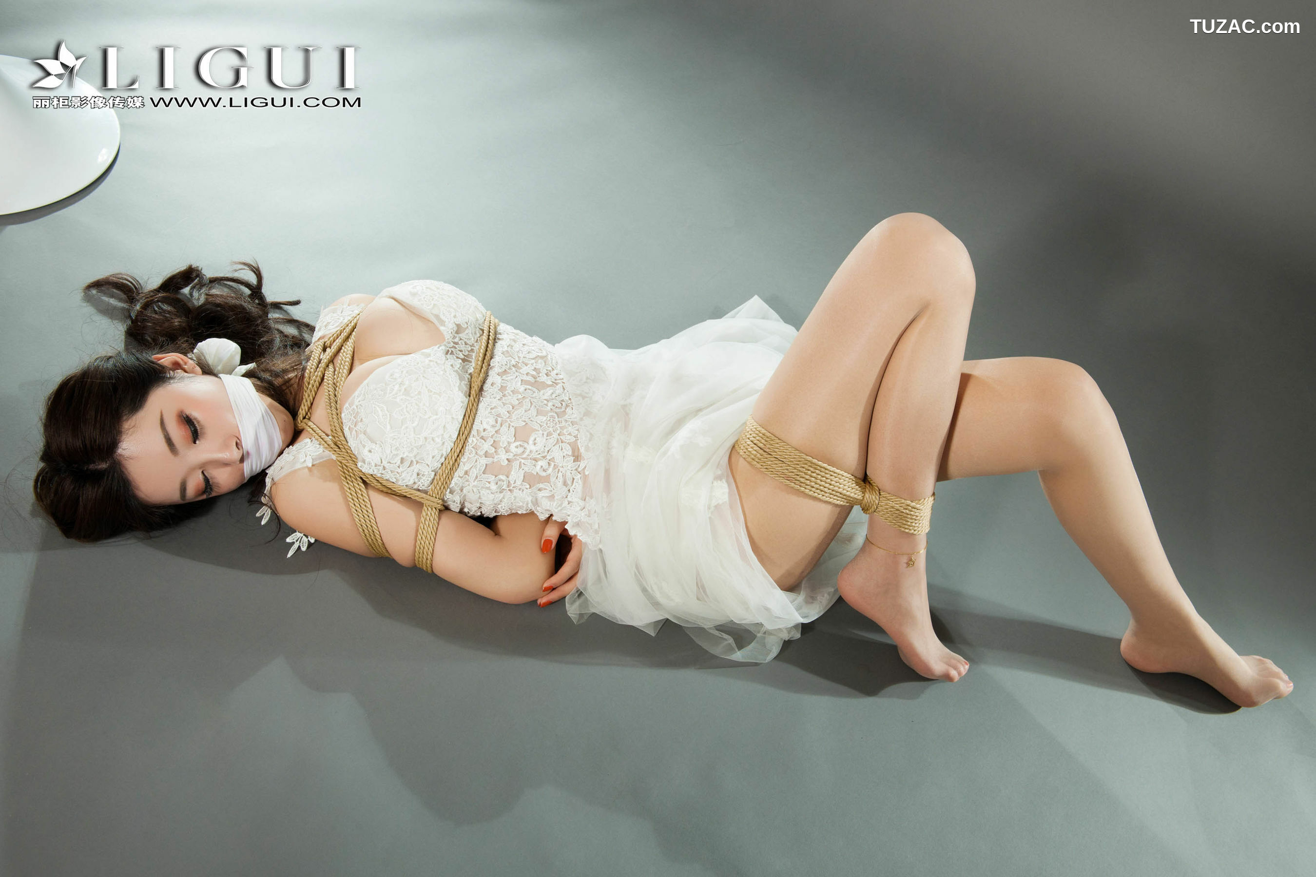 丽柜_筱筱《蕾丝长裙美束》 美腿丝足写真集[80P]