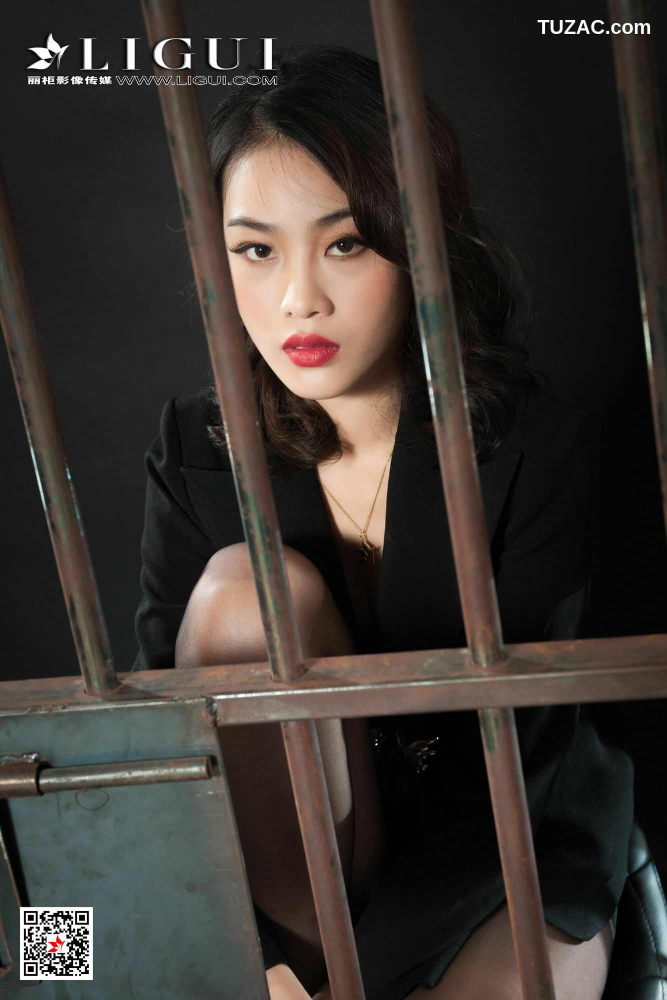 丽柜_腿模Xilly《监狱黑丝女王》 写真集[55P]