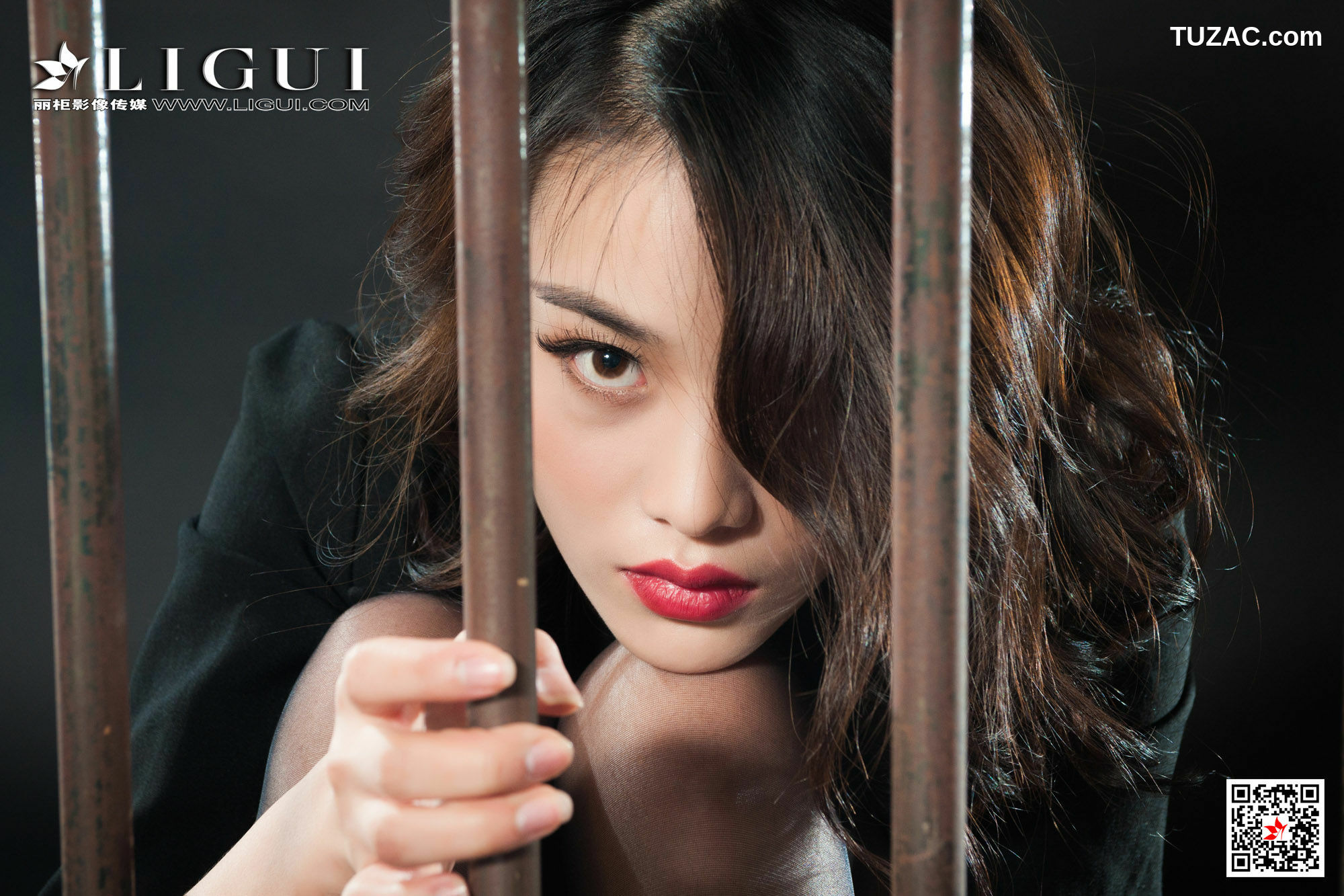 丽柜_腿模Xilly《监狱黑丝女王》 写真集[55P]