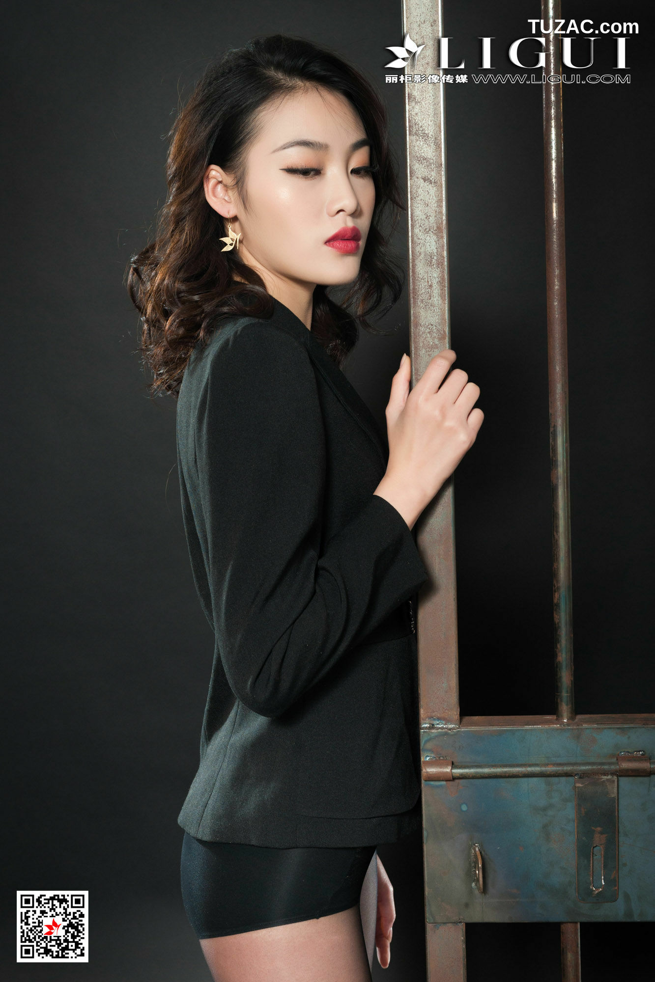 丽柜_腿模Xilly《监狱黑丝女王》 写真集[55P]