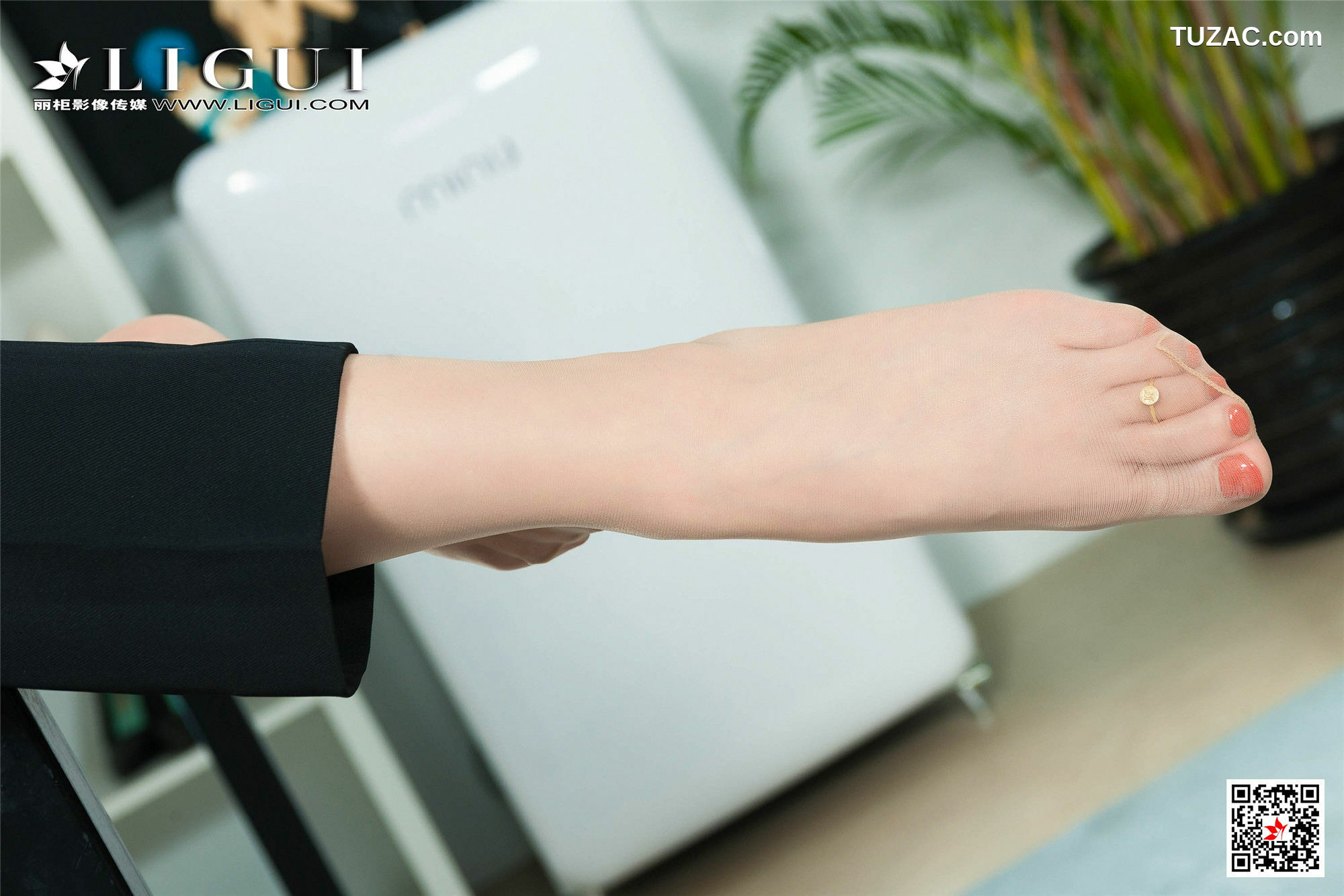 丽柜_腿模乐乐《OL眼镜女郎》 写真集[54P]