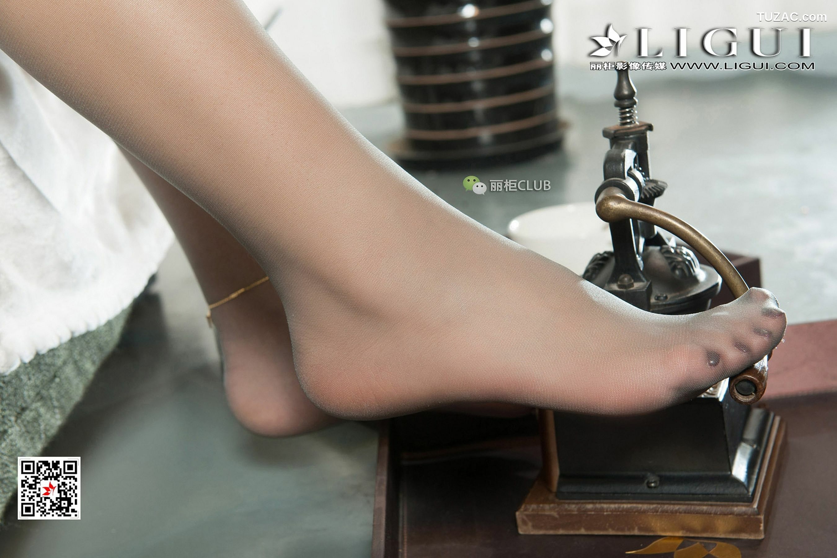 丽柜_腿模伊一《灰丝高跟OL》 写真集[45P]