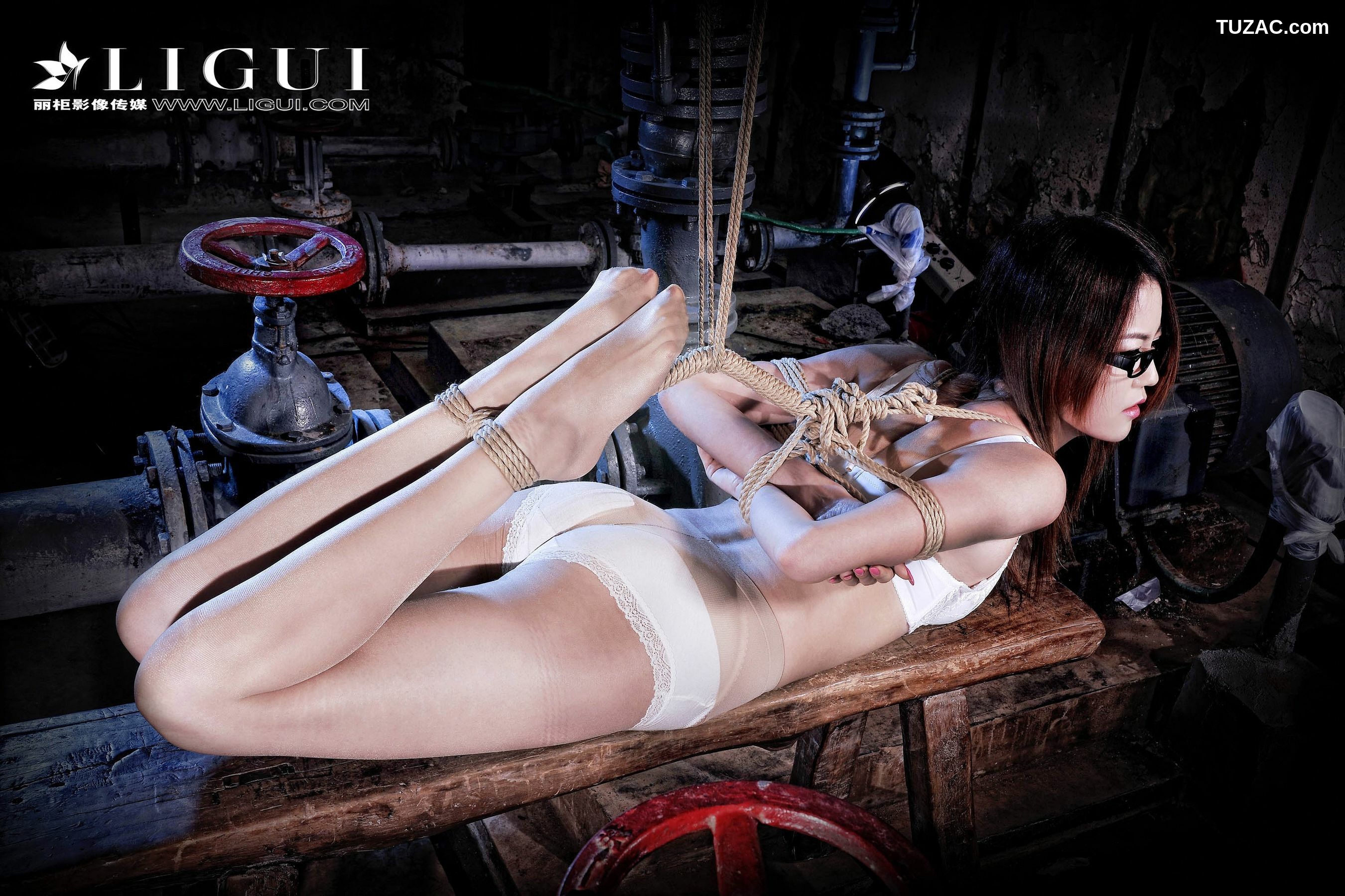 丽柜_腿模可馨《OL捆绑系列》 美束写真集[71P]