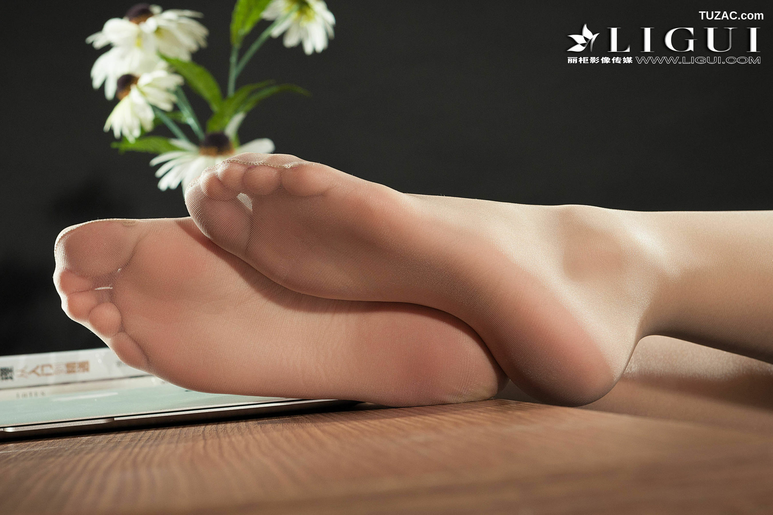 丽柜_腿模孙千琪《丝足OL》 写真集[52P]