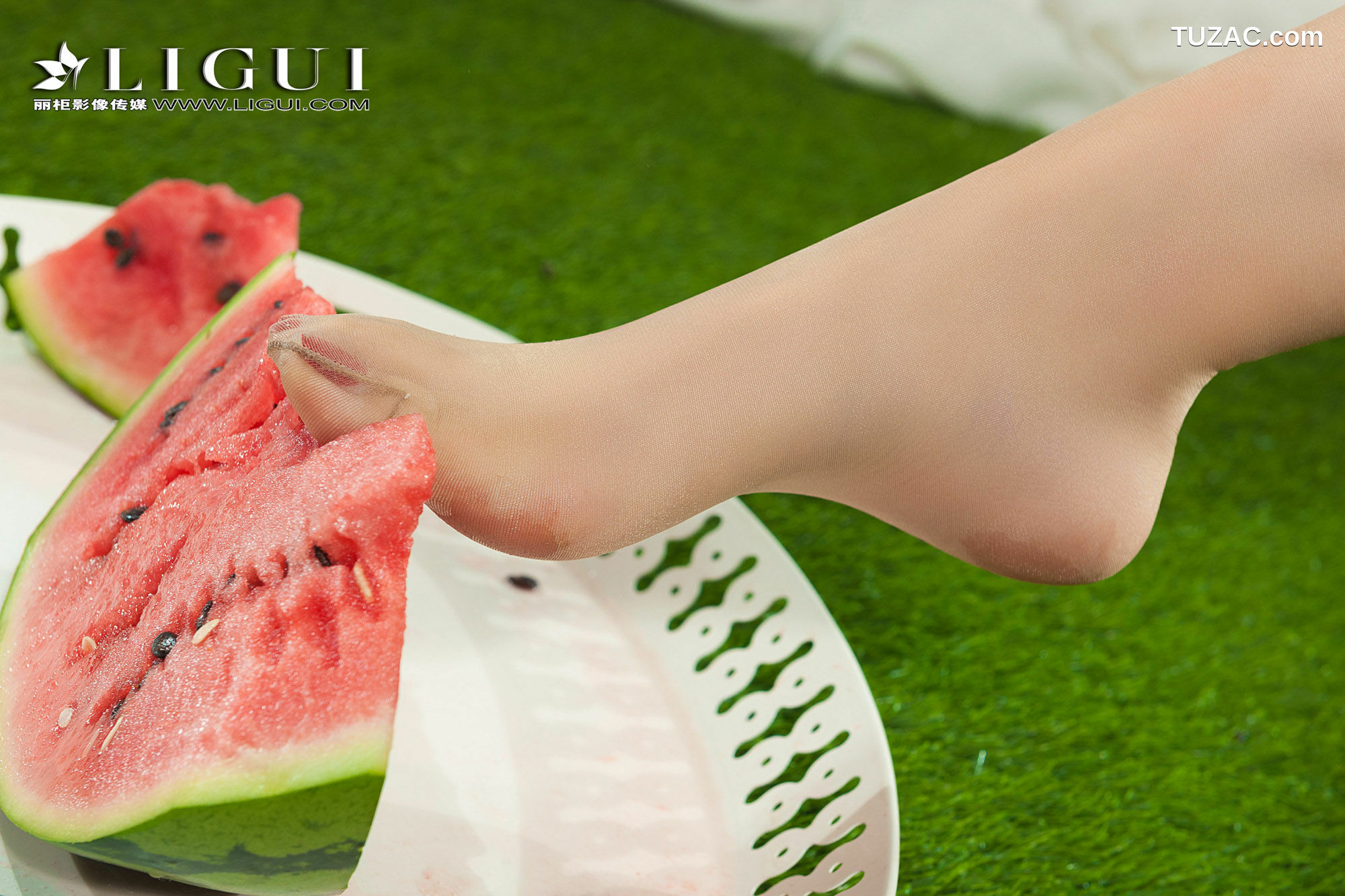 丽柜_腿模小戈《白丝西瓜少女》 网络丽人 写真集[61P]