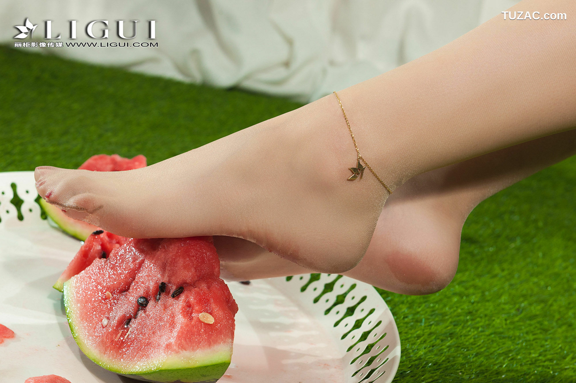 丽柜_腿模小戈《白丝西瓜少女》 网络丽人 写真集[61P]