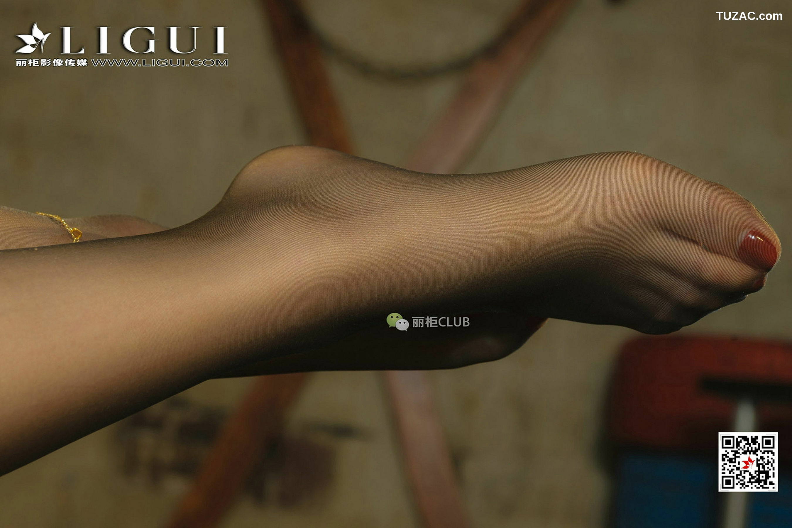 丽柜_腿模小戈《黑丝女王》 写真集[70P]