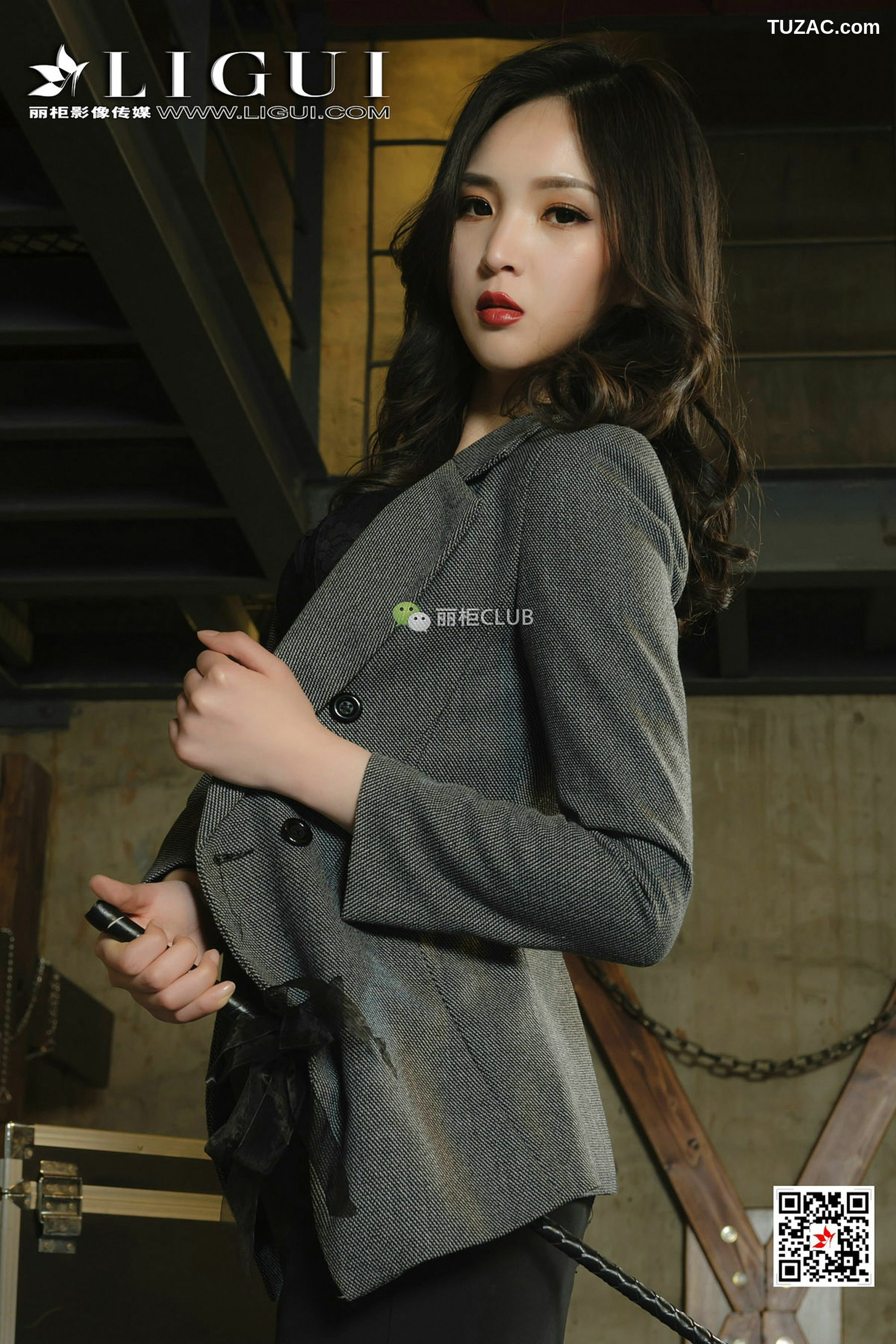 丽柜_腿模小戈《黑丝女王》 写真集[70P]