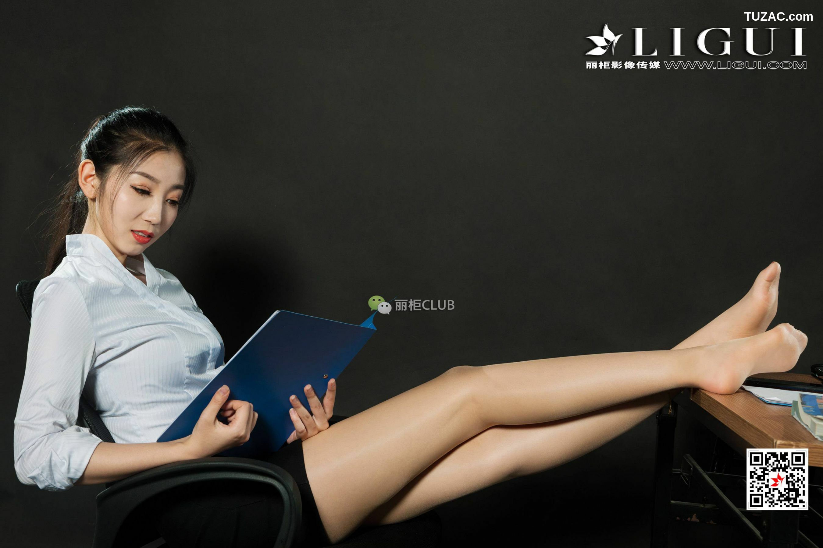 丽柜_腿模果儿《丝足小秘书》 美腿丝足 写真集[70P]