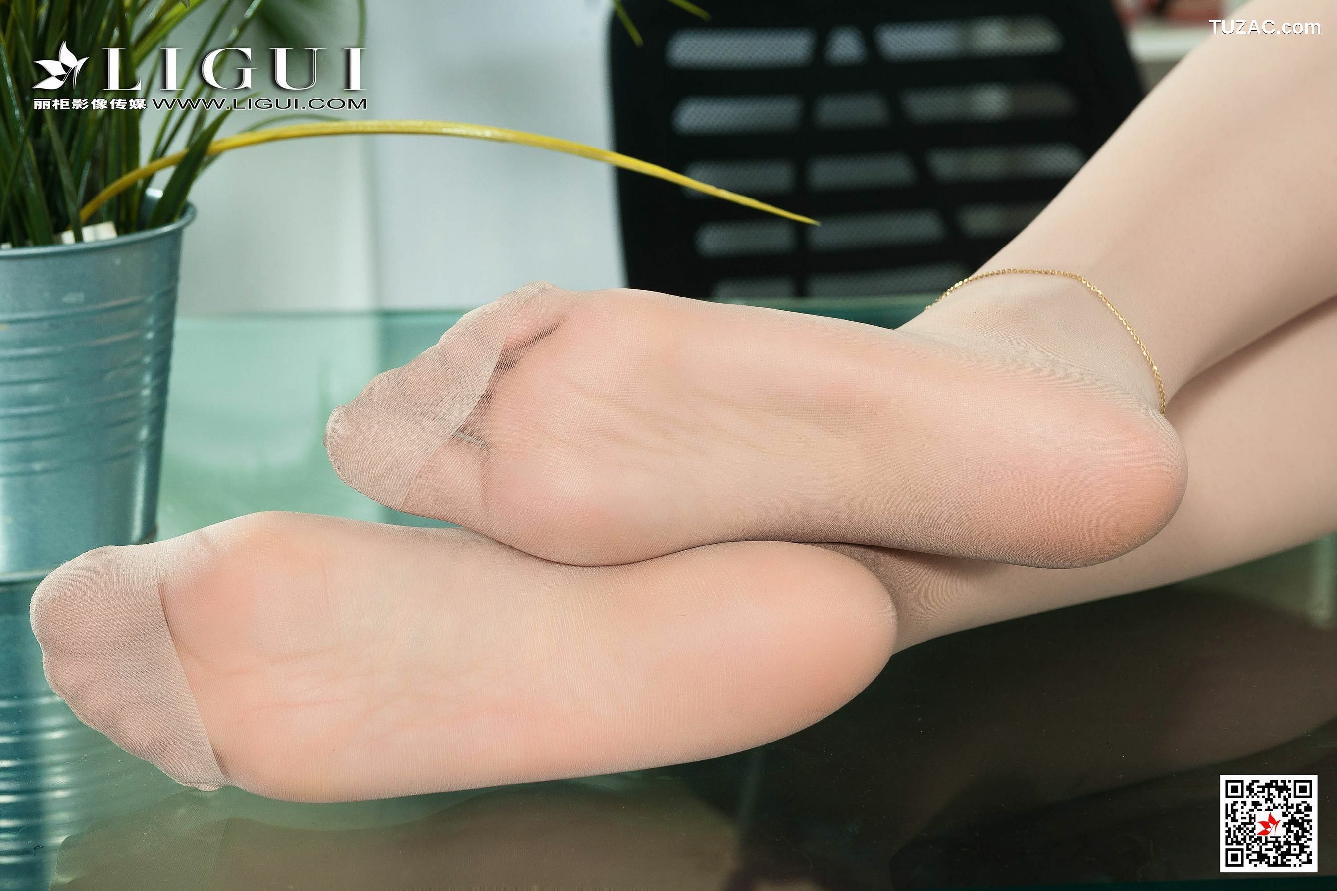 丽柜_腿模若溪《肉丝袜OL丝足》 写真集[89P]