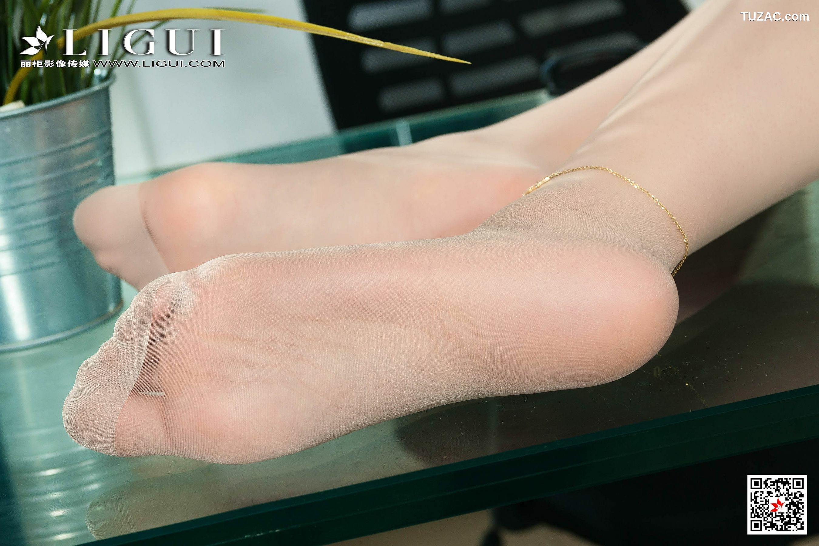 丽柜_腿模若溪《肉丝袜OL丝足》 写真集[89P]