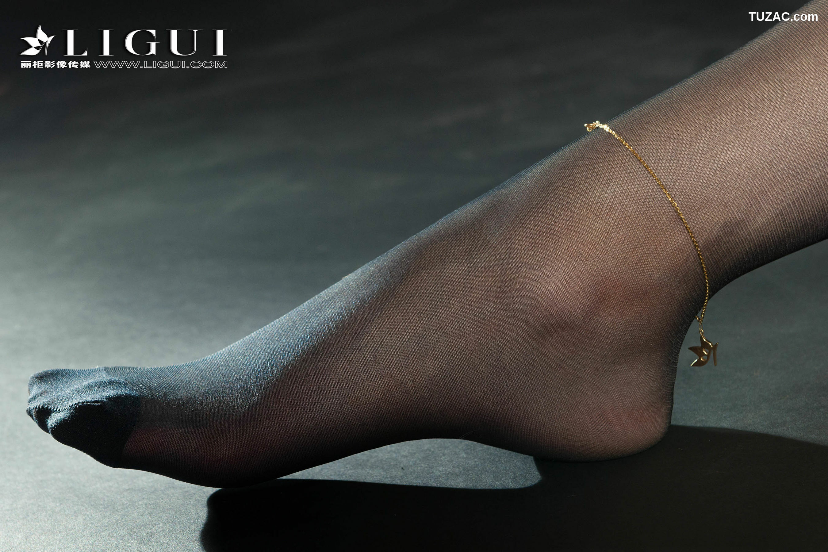 丽柜_足模小戈《黑丝镣铐女警》 写真集[73P]