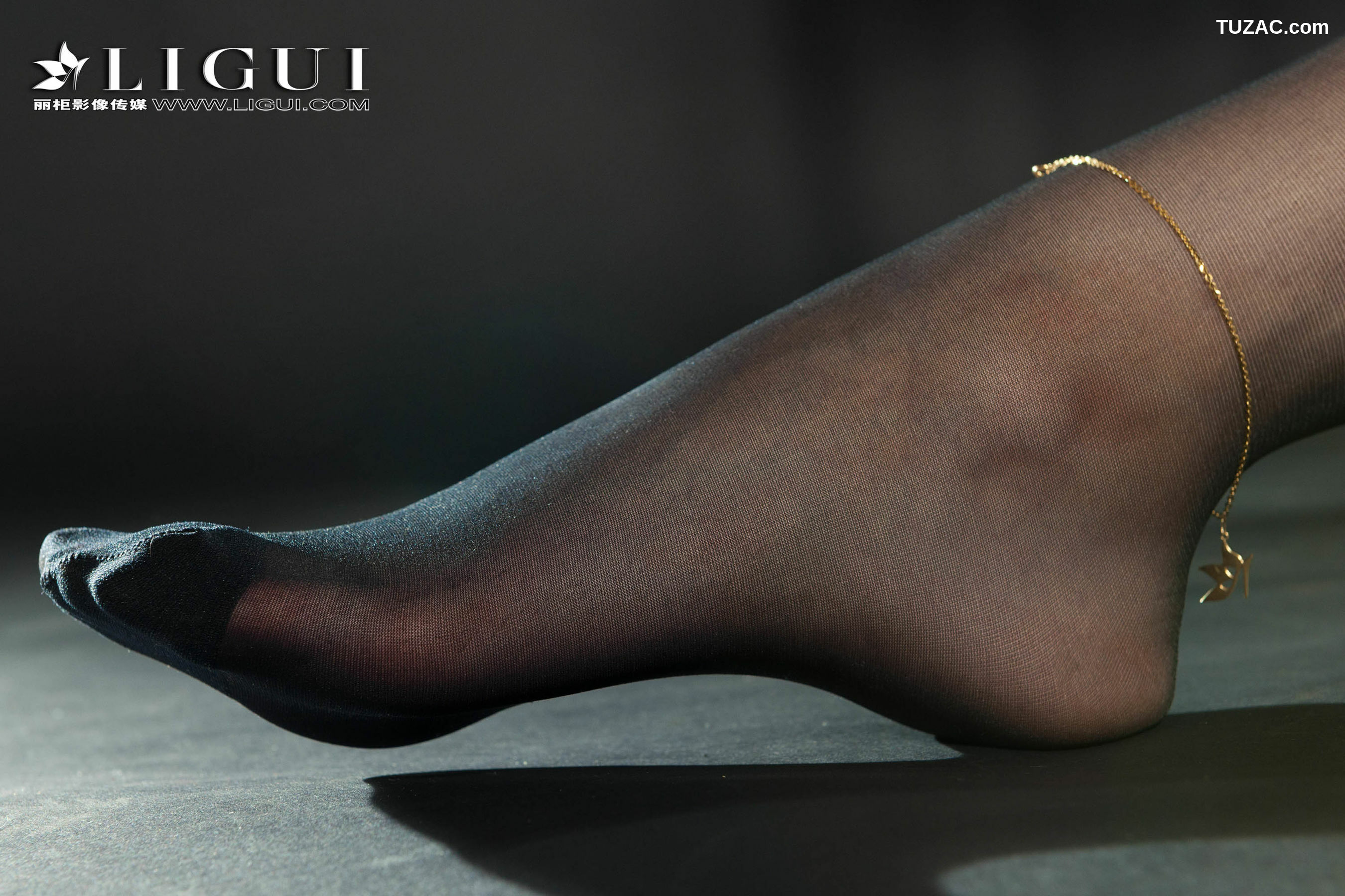 丽柜_足模小戈《黑丝镣铐女警》 写真集[73P]